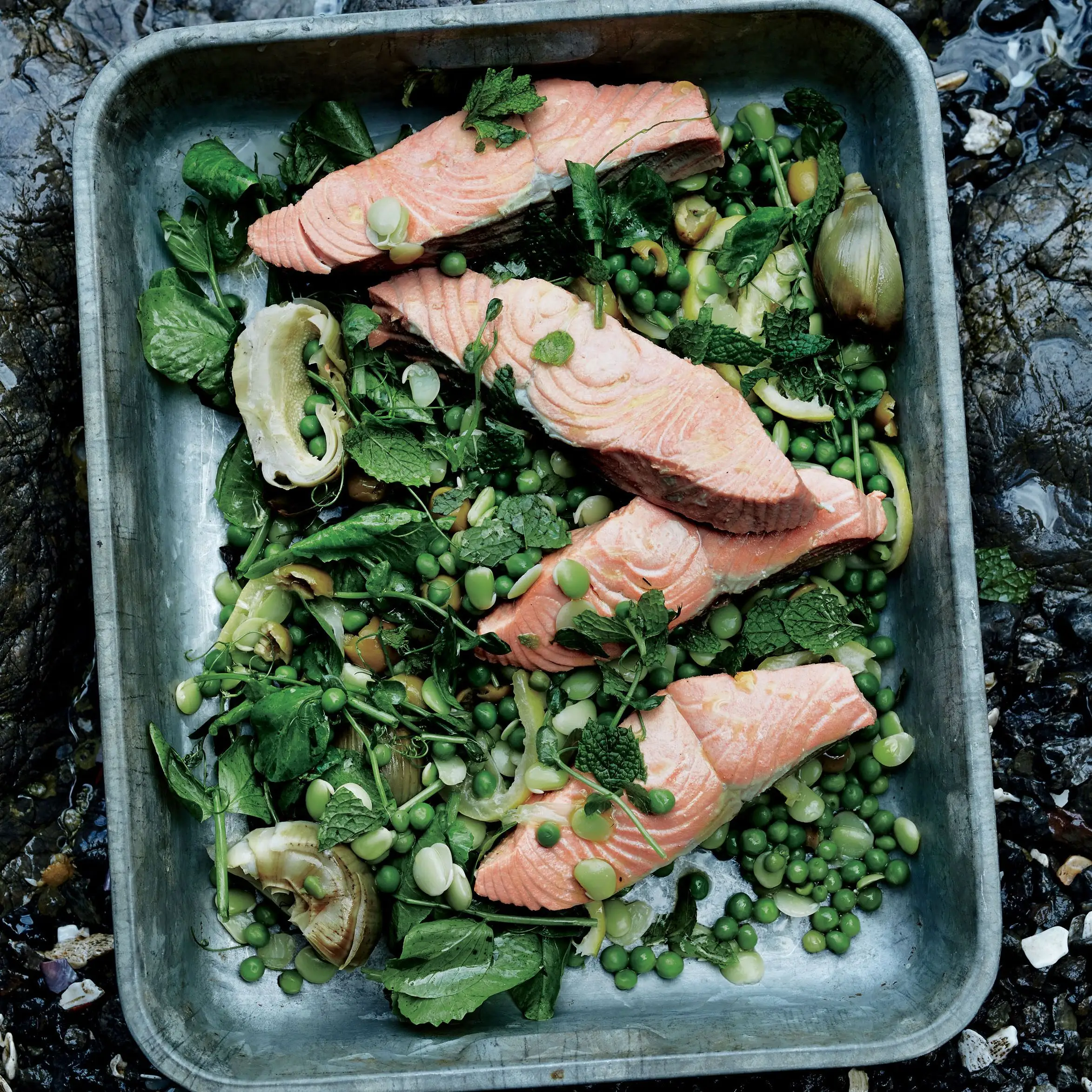 Salmão escalfado com confit de alcachofra