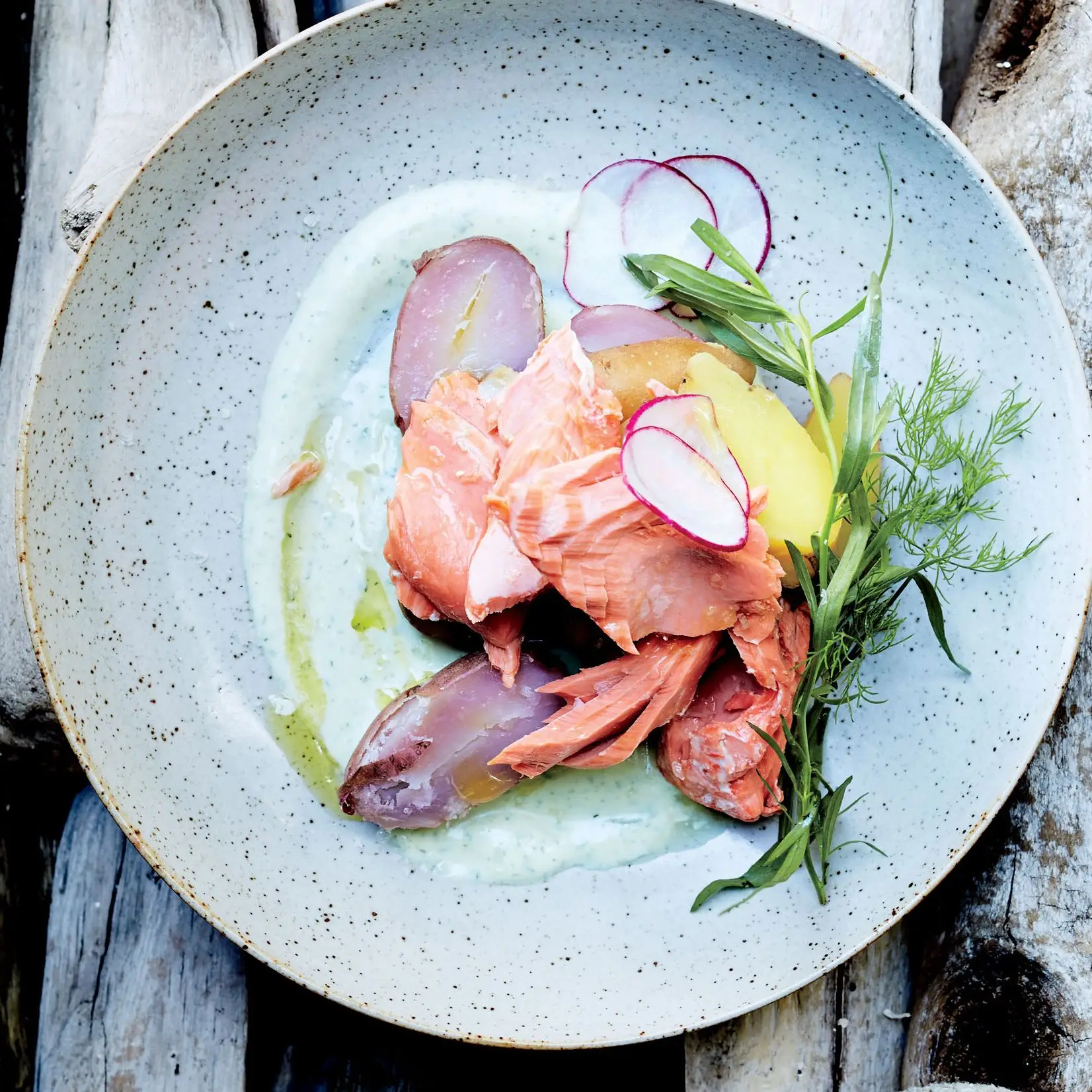 Salmão assado com batatas e creme de ervas