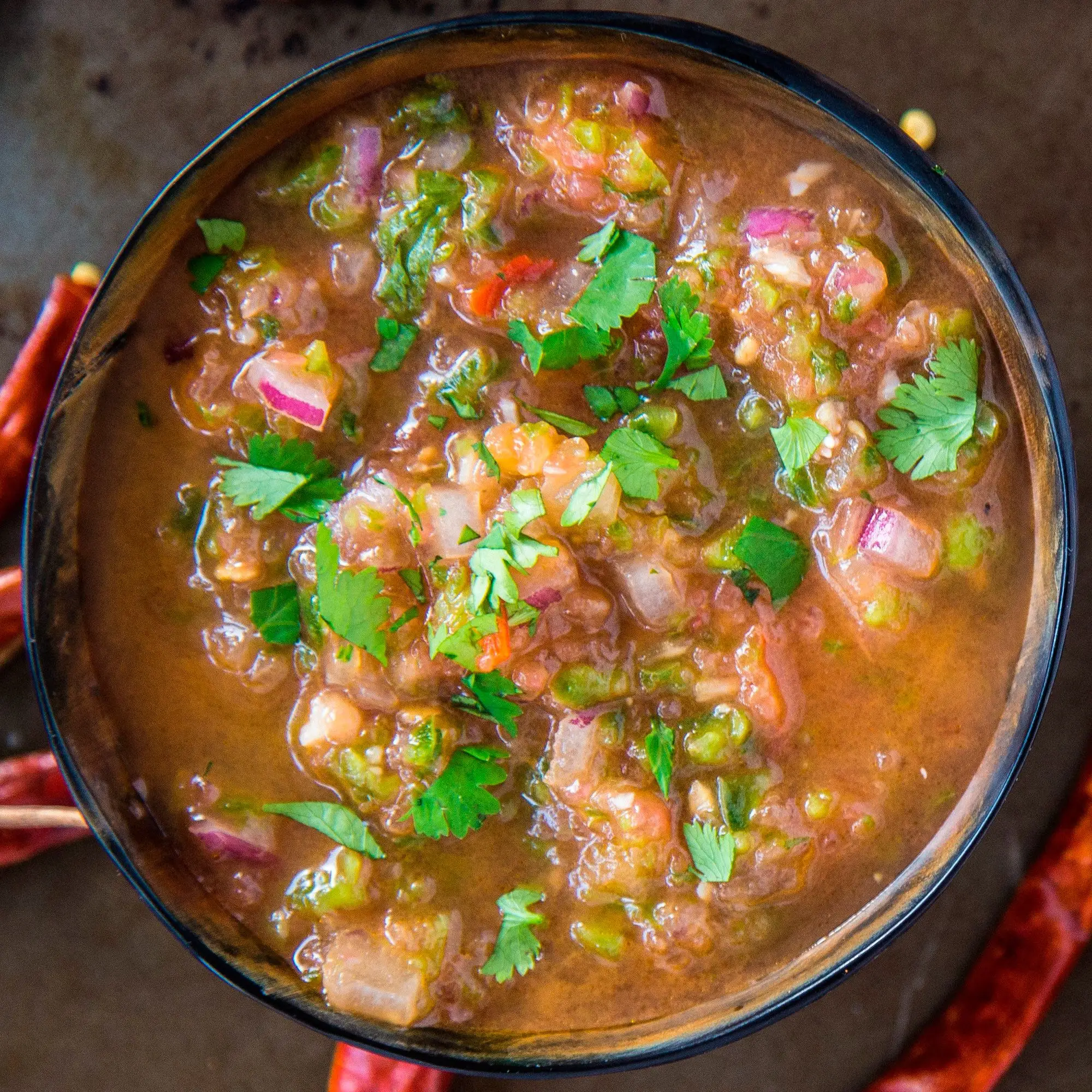 Salsa de tomate picante com coentro e chiles