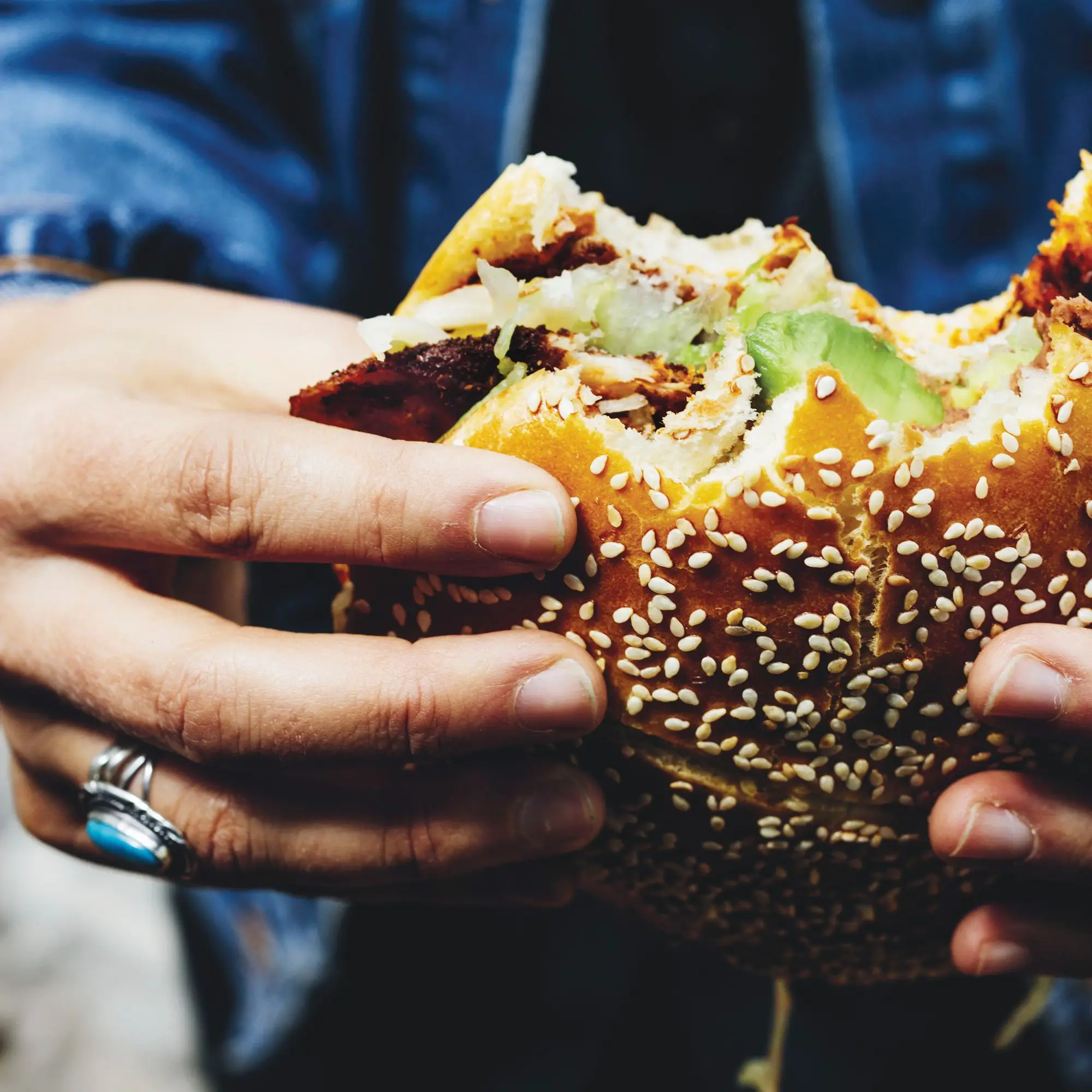 Sanduíches de frango à milanesa com rolos de gergelim (Cemita Poblana de Milanesa)