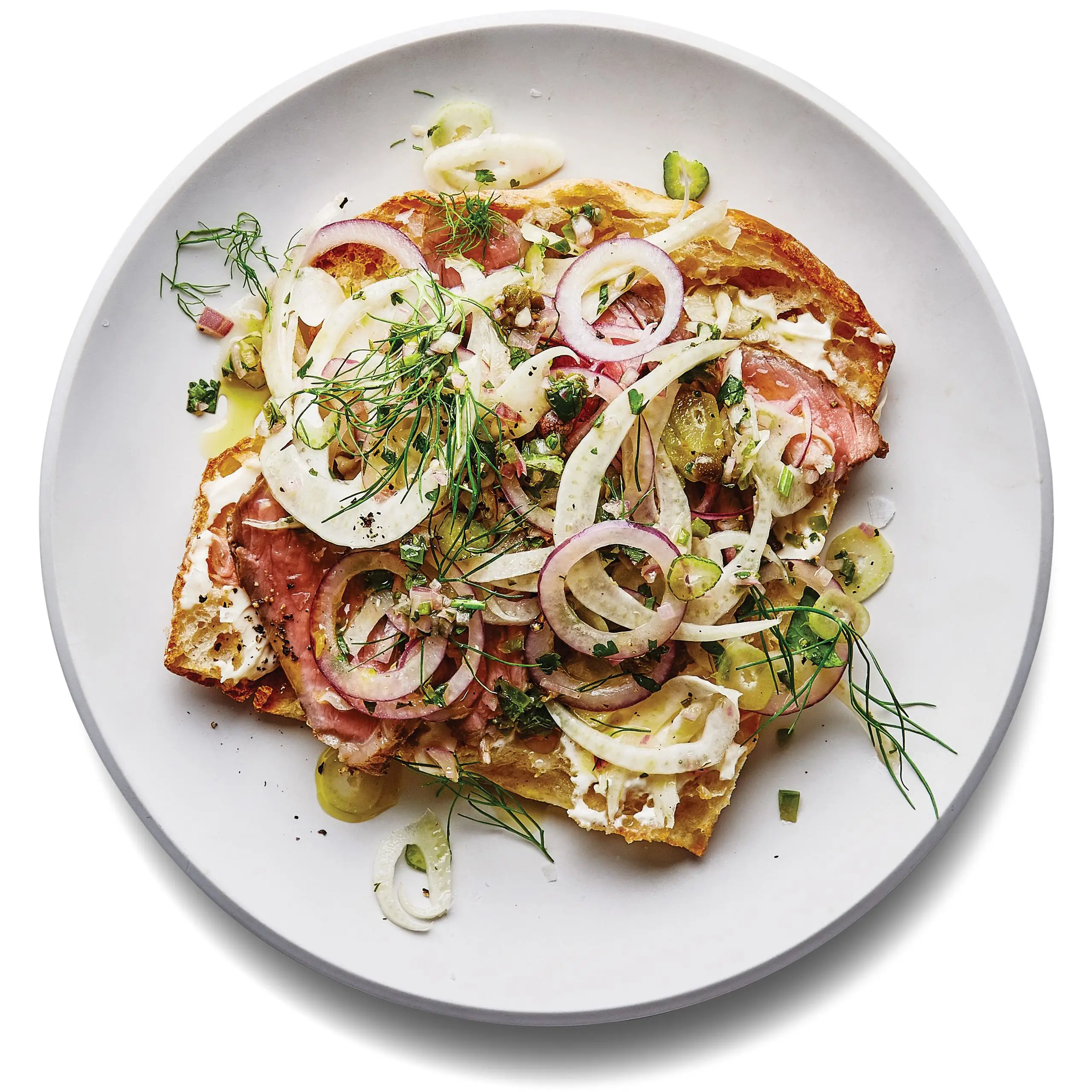 Sanduíches de bife com salada de erva