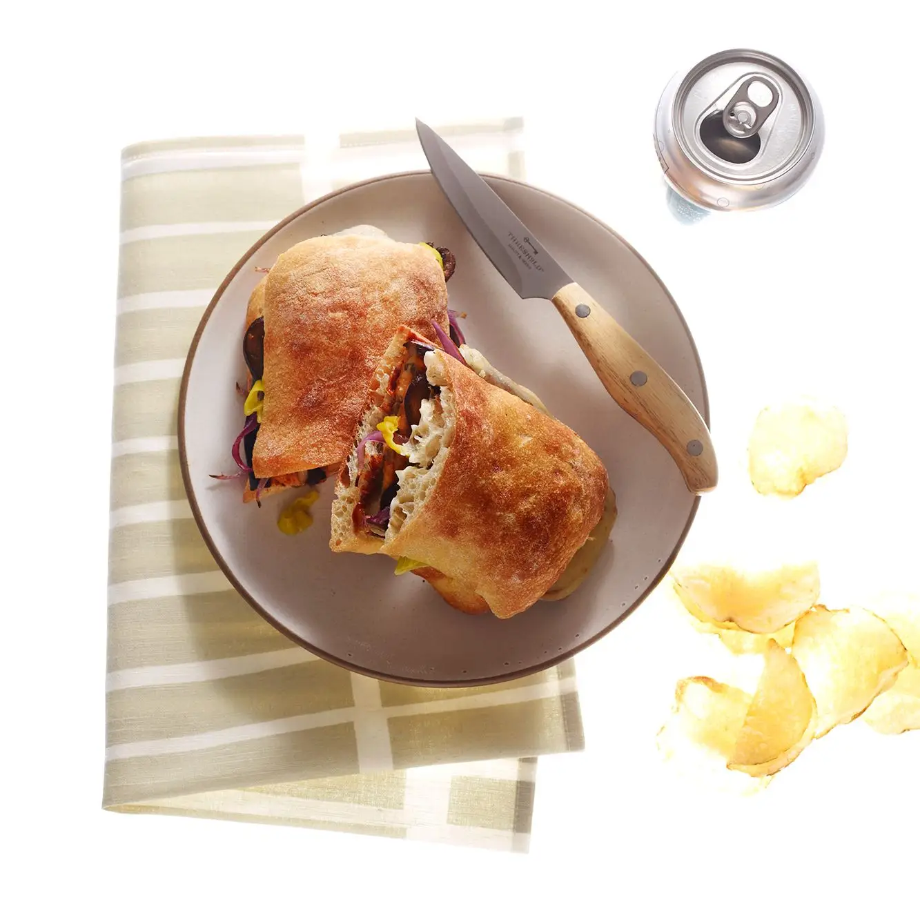 Sanduíches de berinjela para churrasco com provolone e cogumelos