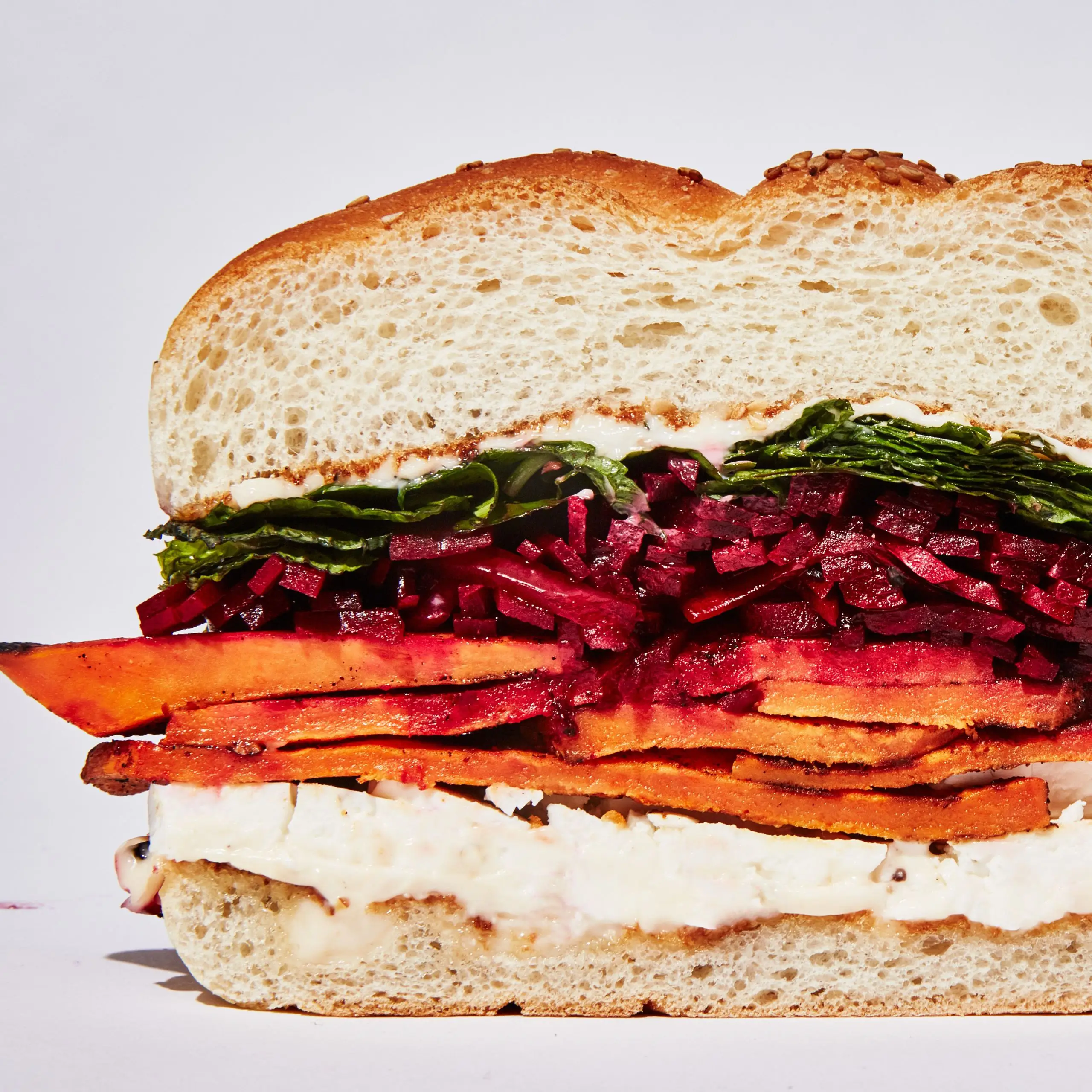 Sanduíche de batata -doce com temperos com queijo feta