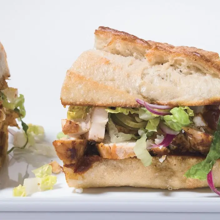 Sanduíches de frango com pimenta, queijo e salada de romaína