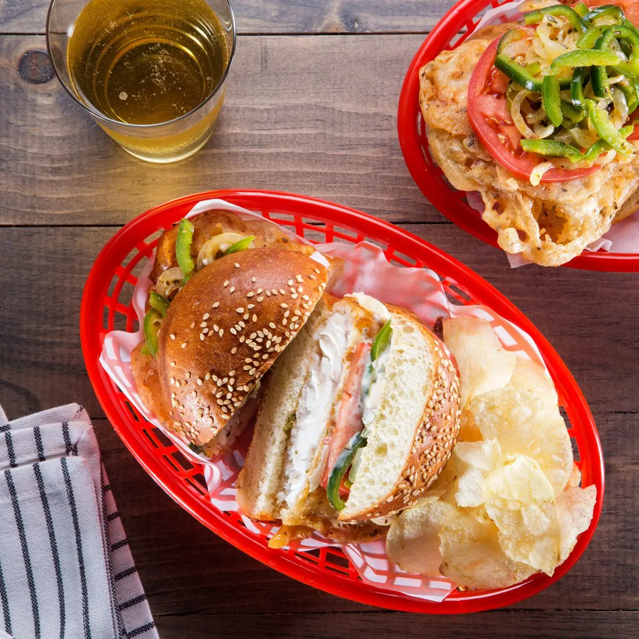 Sanduíche de peixe frito com salada de pimenta