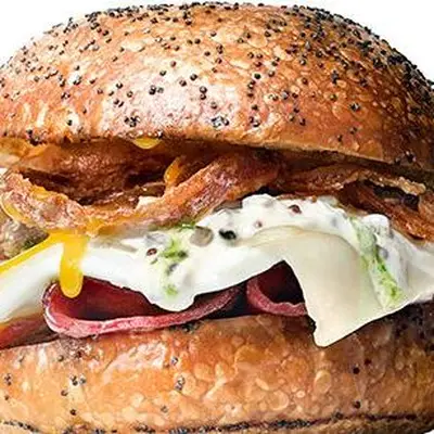 Sanduíche de ovo com mortadela, maionese gherkin e cebola crocante