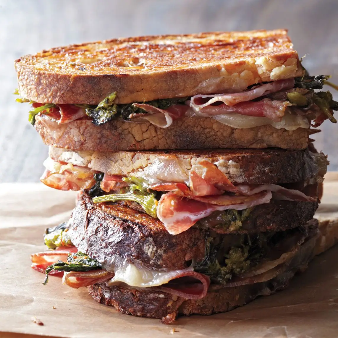 Sanduíches de Coppa pressionados com brócolis rabe pesto