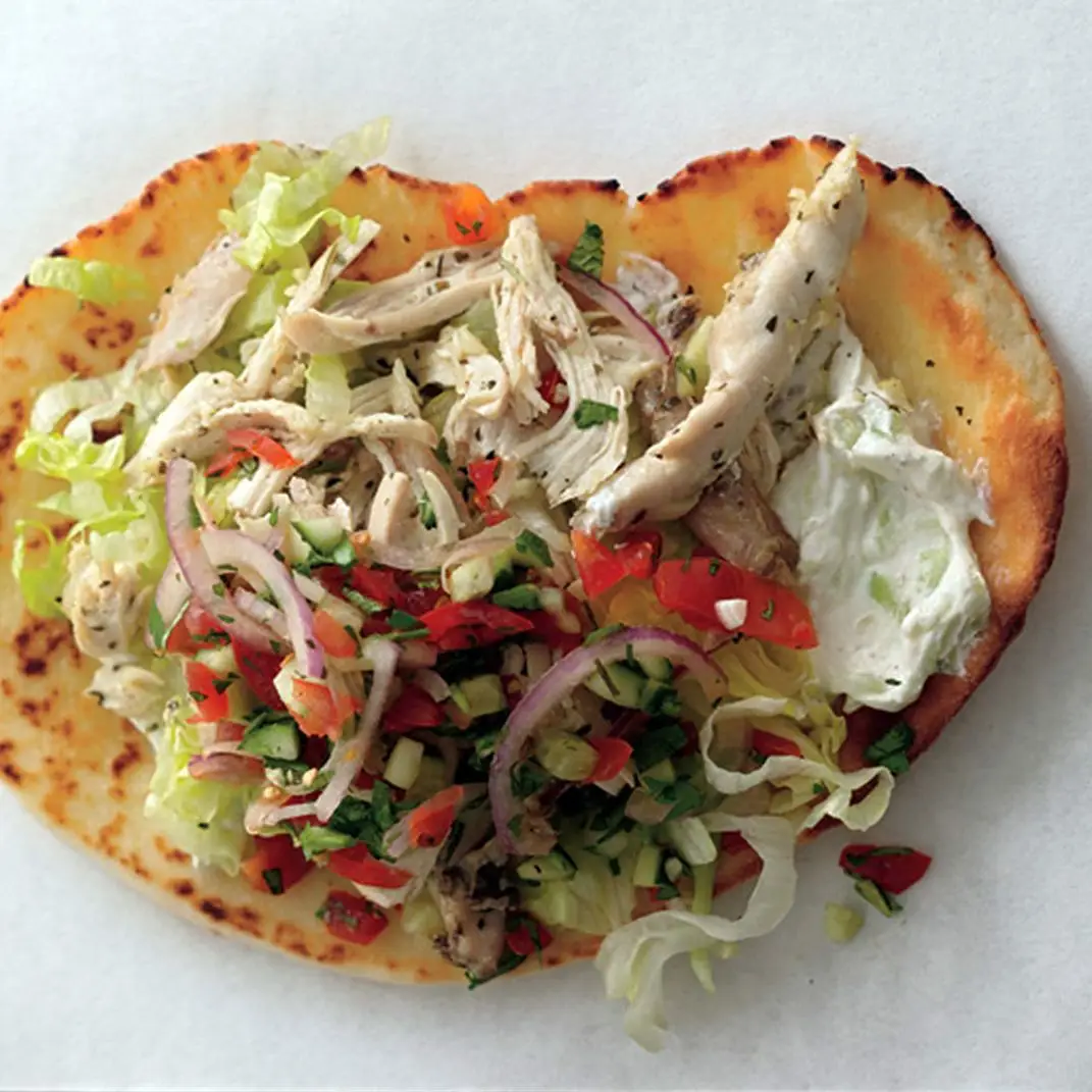 Gyros de frango com salsa de pepino e tsatsiki