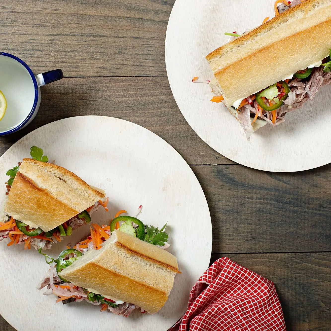 Porco Banh Mi com rabanetes e cenouras rapidamente