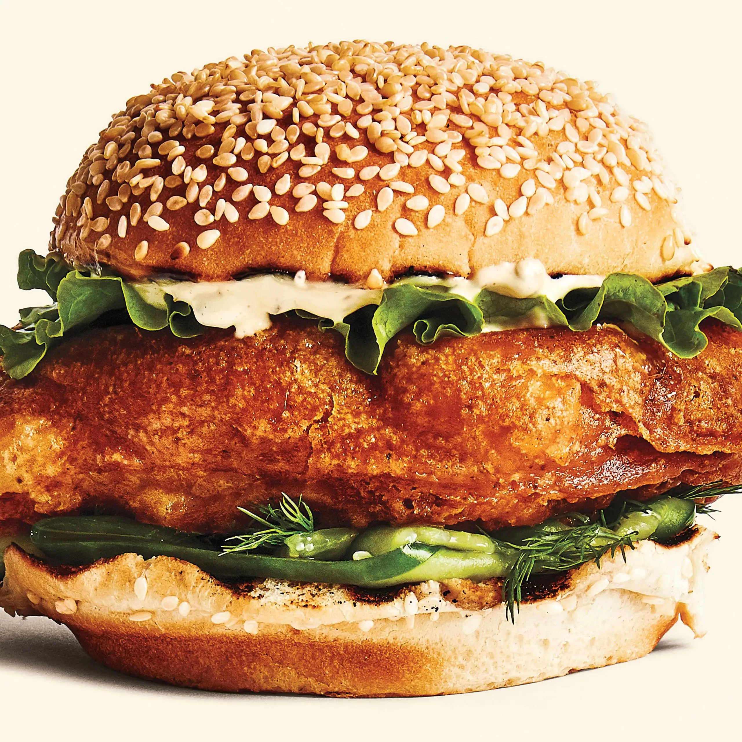 Sanduíches de peixe frito com pepino e molho tártaro