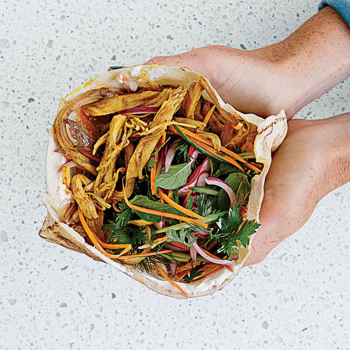 Turquia shawarma com vegetais crocantes