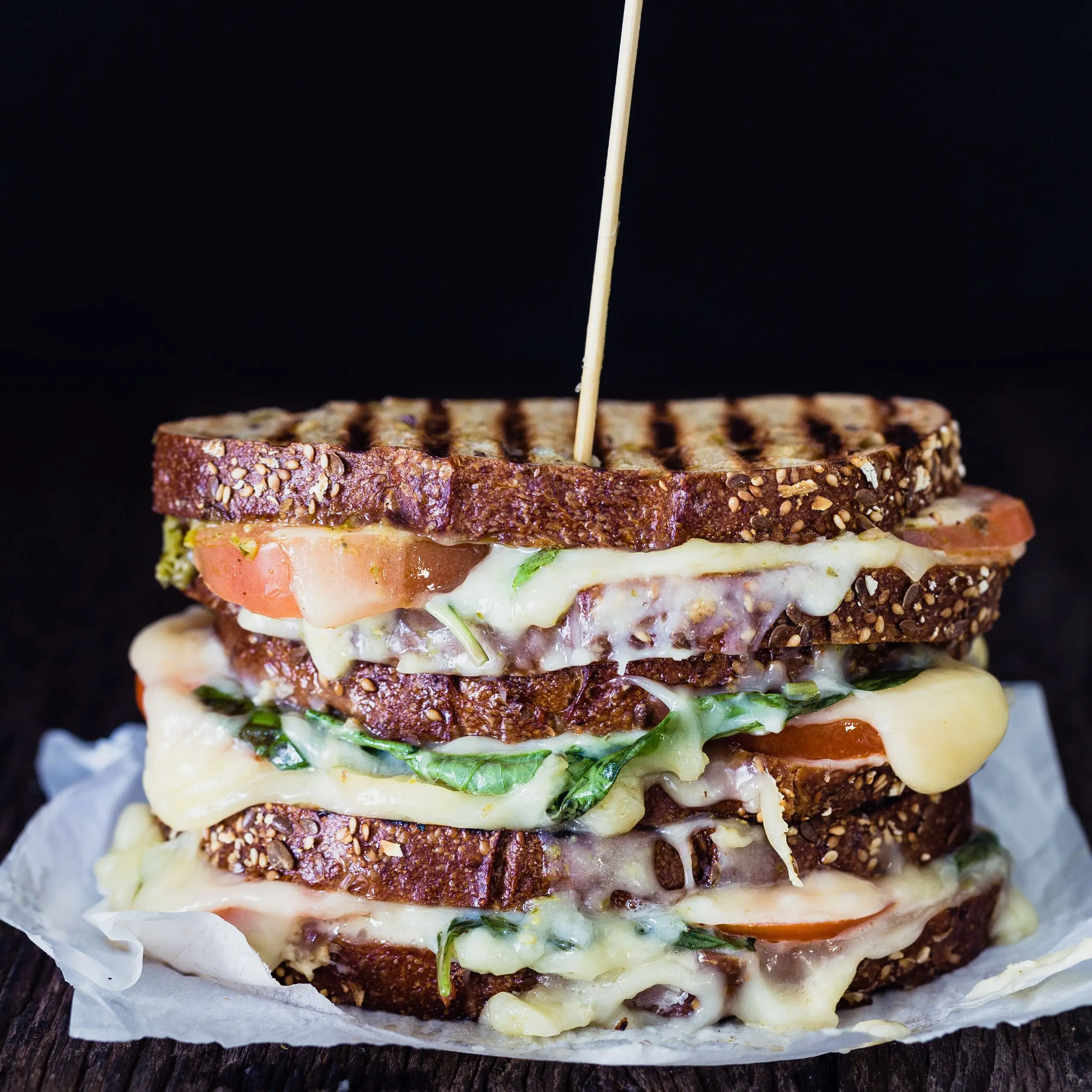 Sanduíche de queijo grelhado caprese