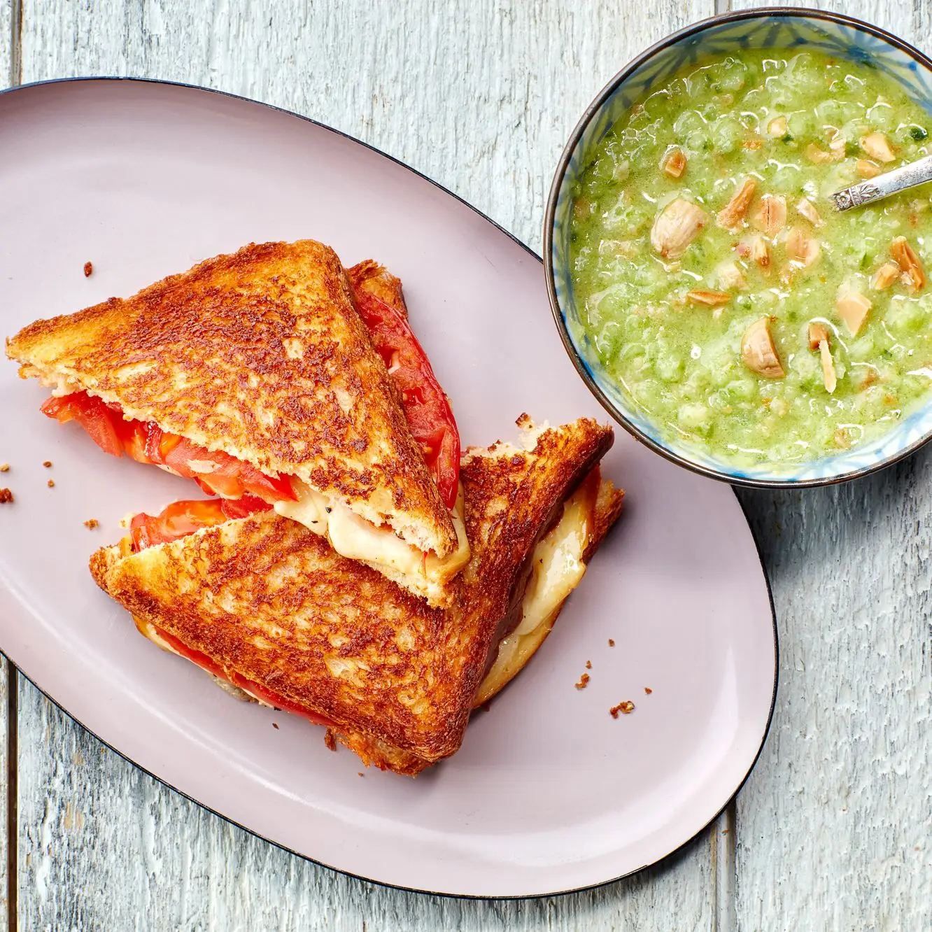 Sanduíches de tomate e mussarela grelhados com helirato verde gazpacho
