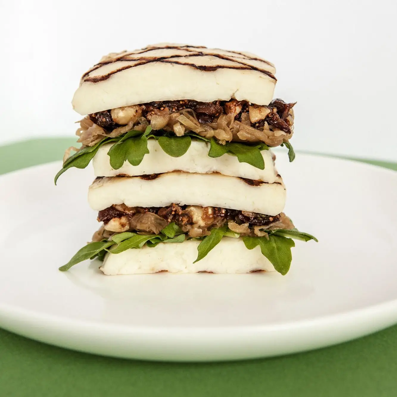 Queijo grelhado de dentro para fora com chutney de figo e cebola caramelizada