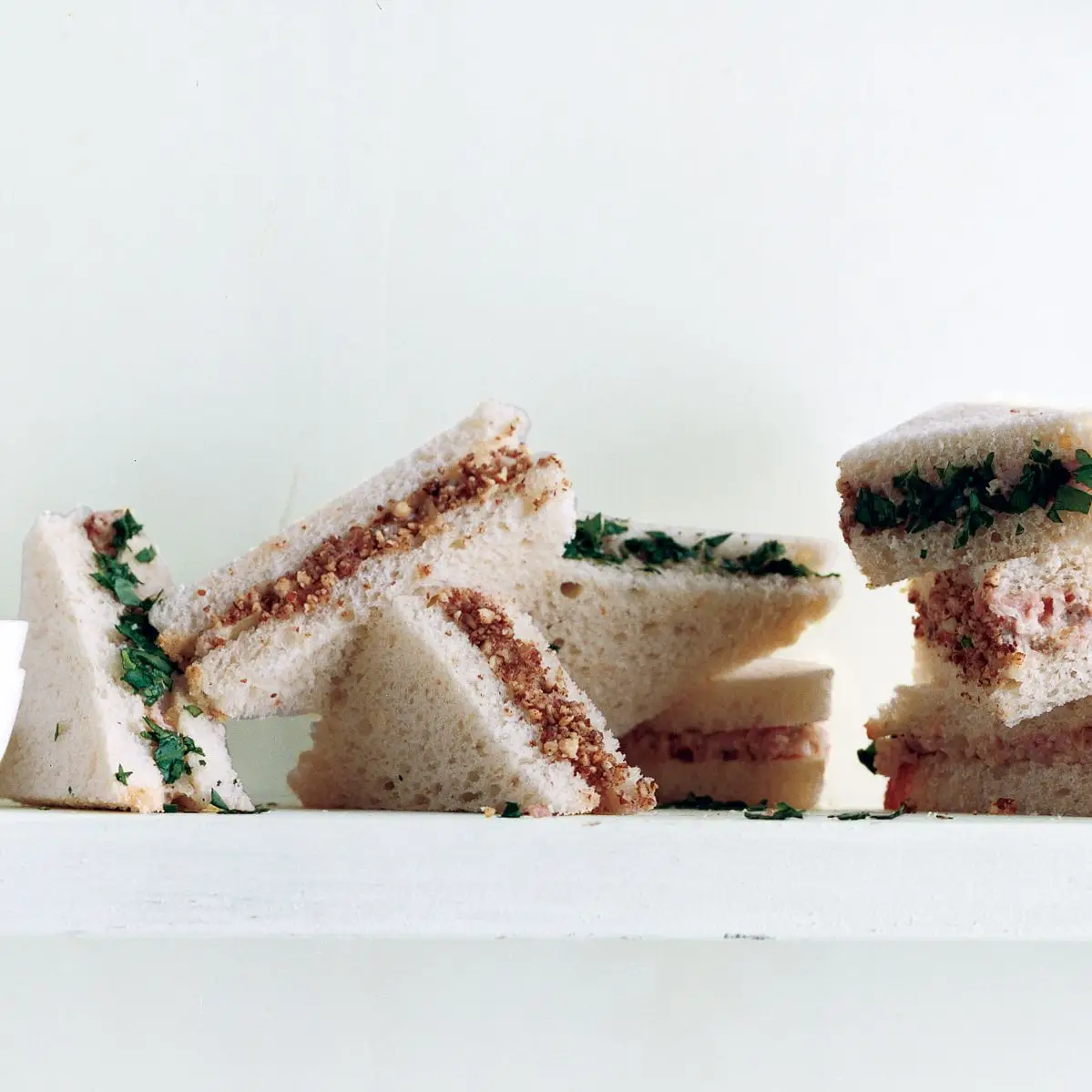 Sanduíches de presunto e chá de nozes