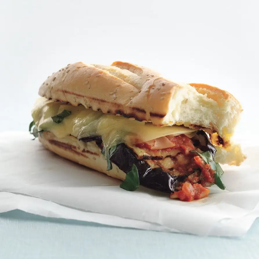 Heros de berinjela grelhada parmigiana