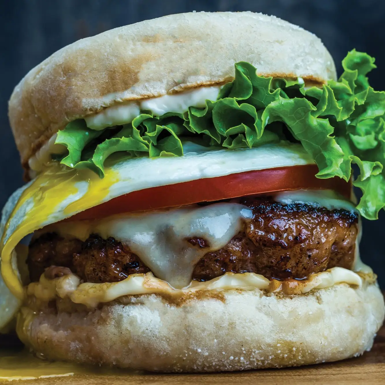 Sanduíches de café da manhã com rissóis de salsicha do chile-fennel