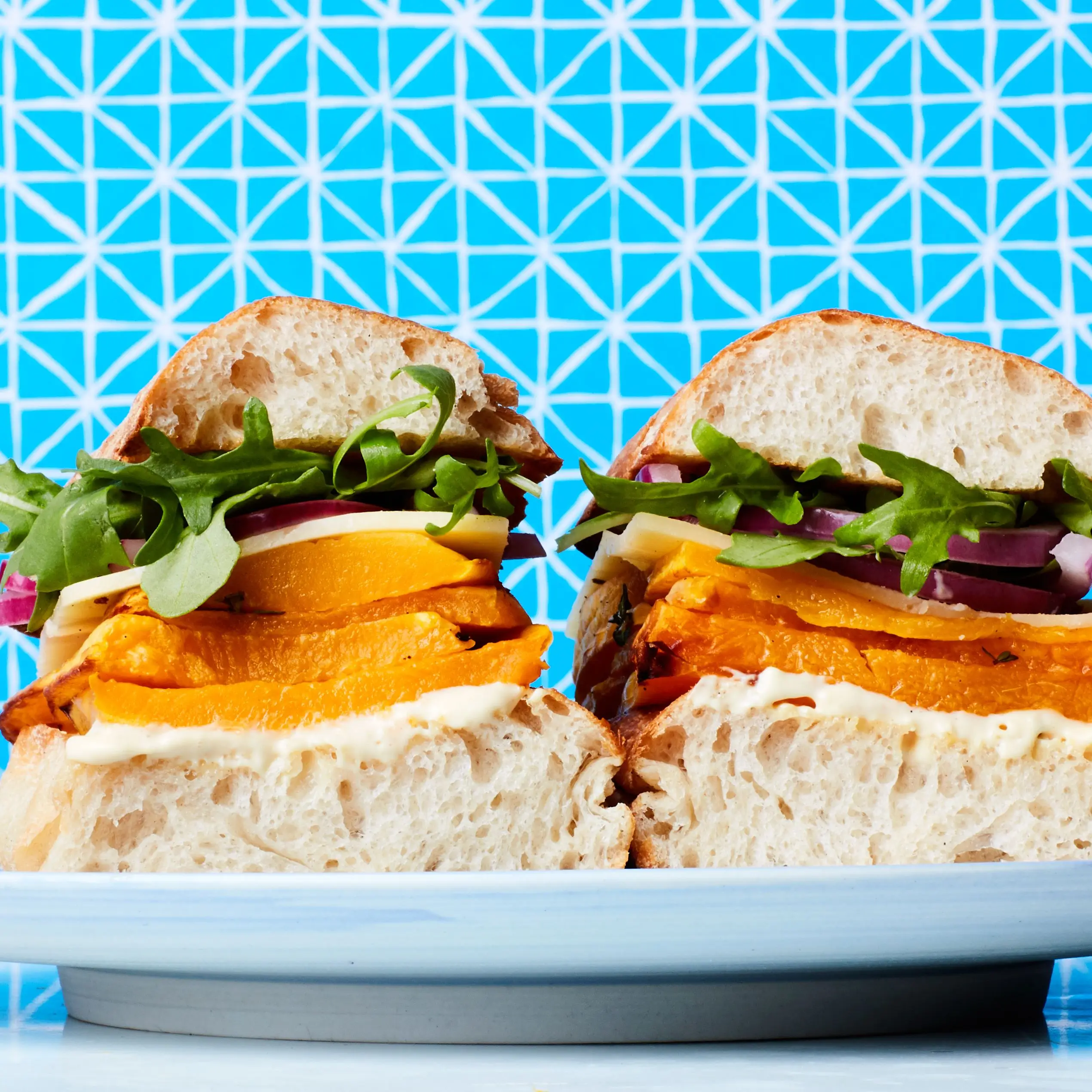 Butternut Squash Sandwich com queijo cheddar e cebola vermelha em conserva