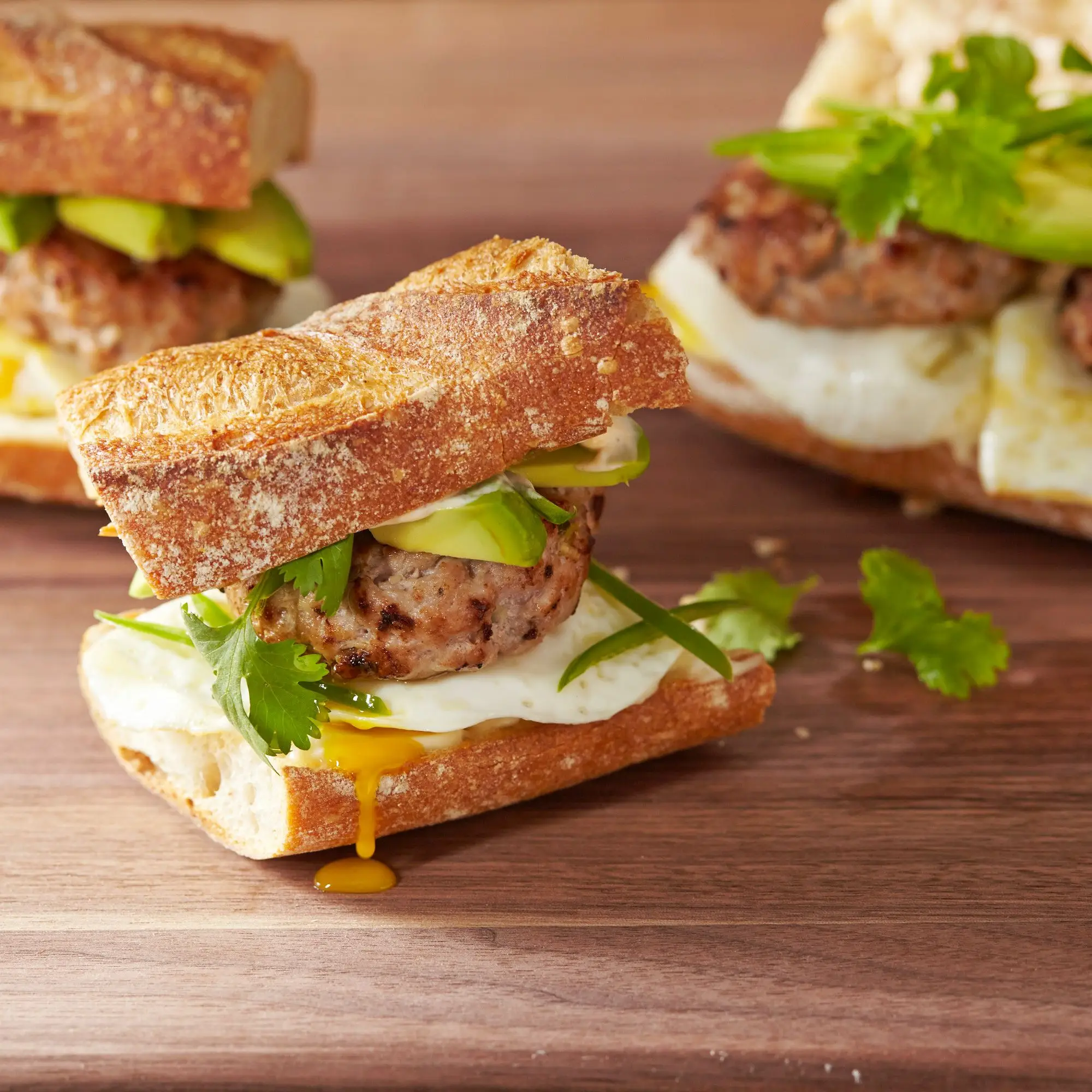 Café da manhã Banh Mi Sandwich com ovos e salsicha