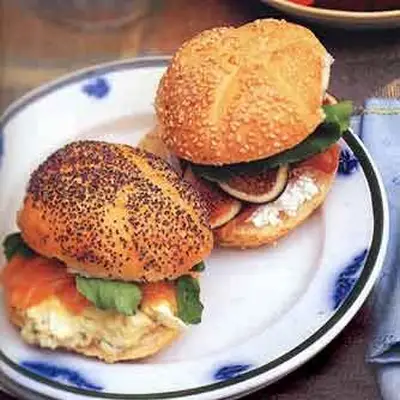Sanduíches de salada de ovo de tarragão com salmão defumado