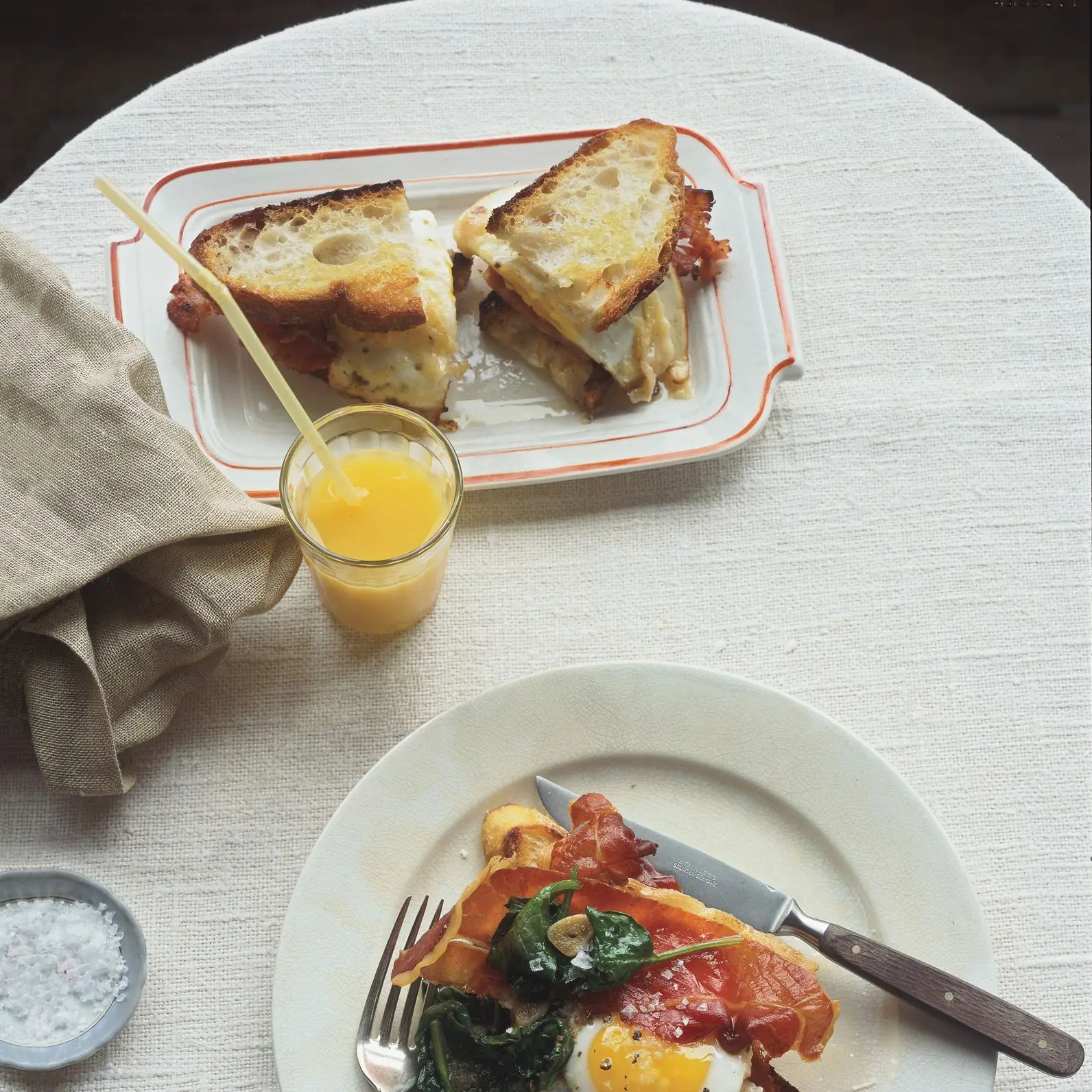 Presunto, ovo frito e parmesão no pão do campo