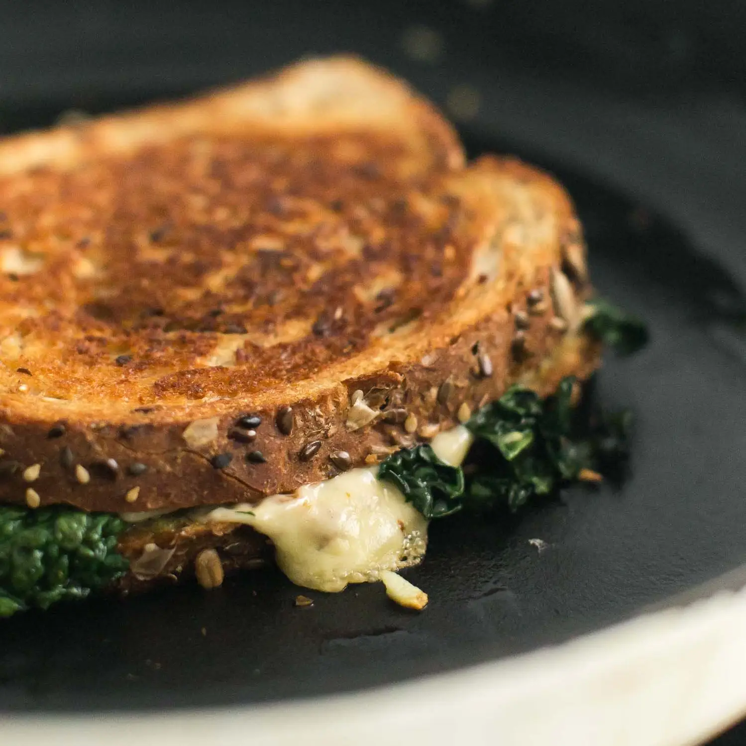 Queijo grelhado de couve com alho com gouda derretida