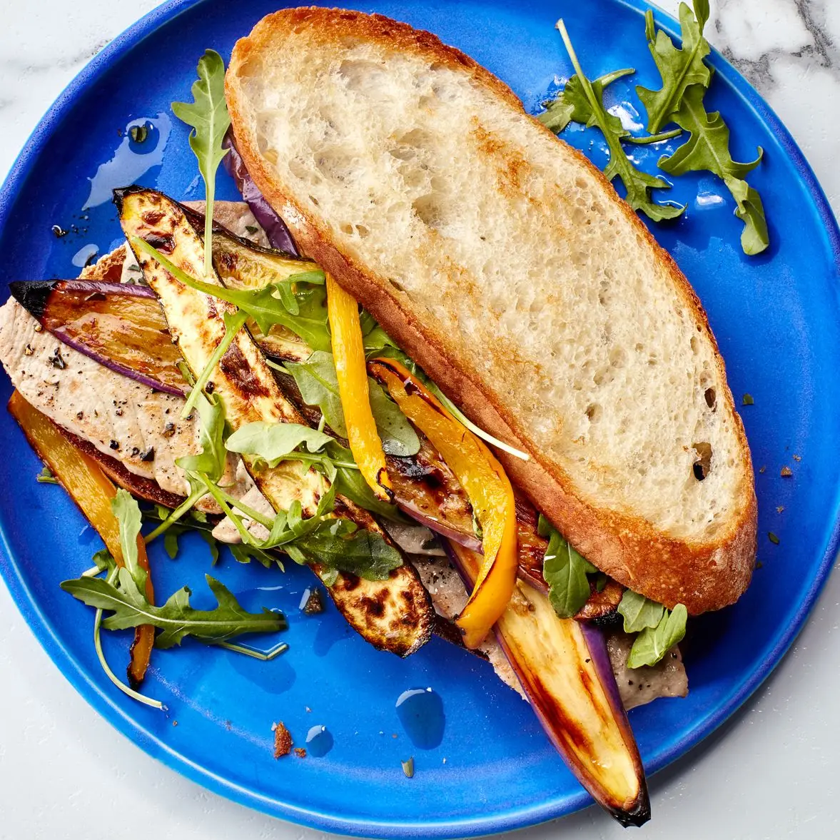 Sanduíches de bife e vegetais de atum