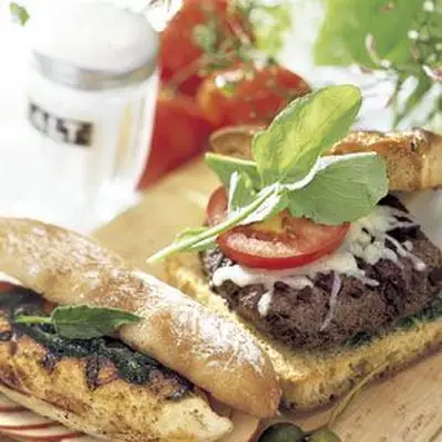 Sanduíches de frango grelhado com pesto e maçãs sábios