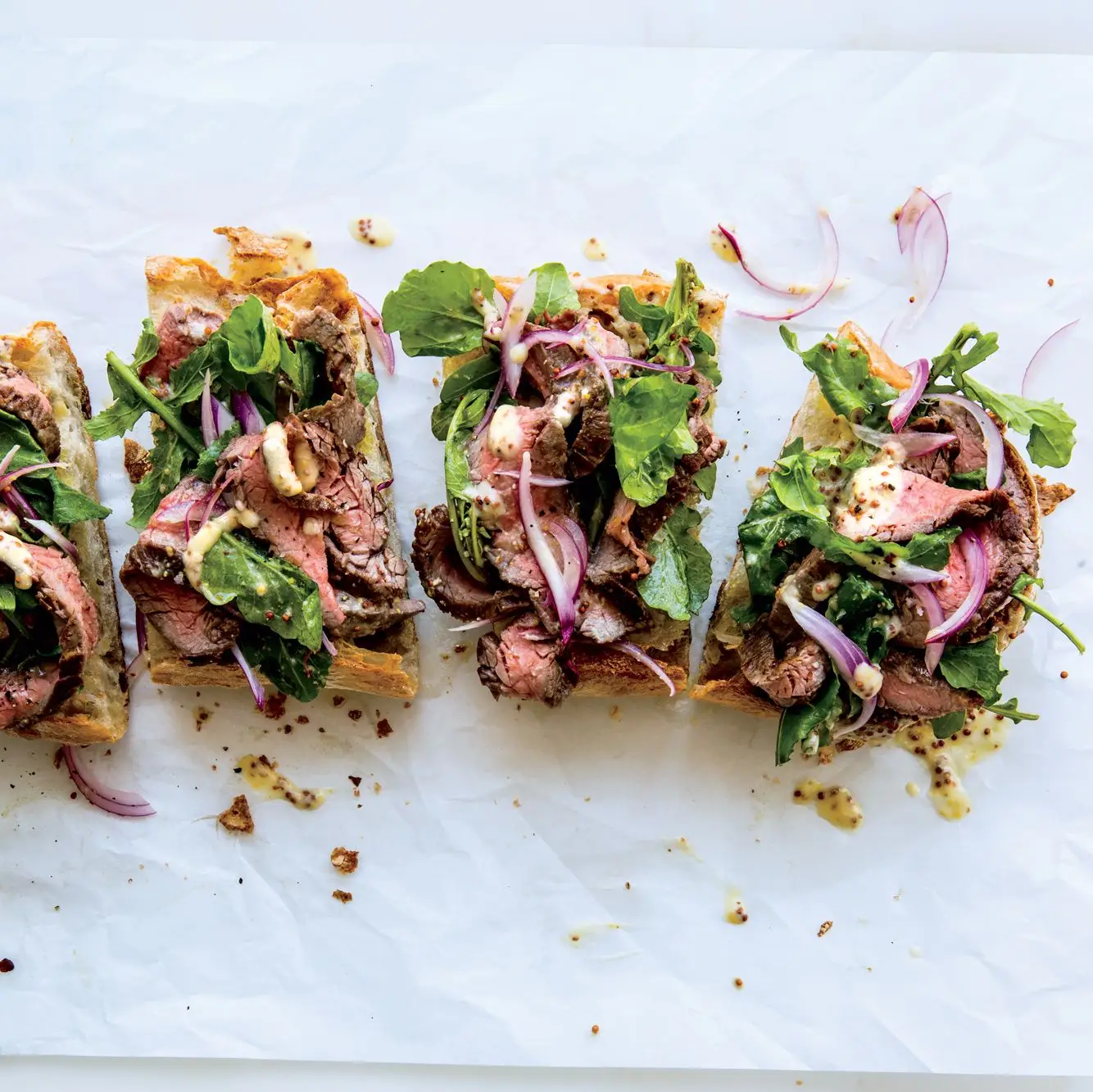 Sanduíche de bife de face aberta com curativo parmesão