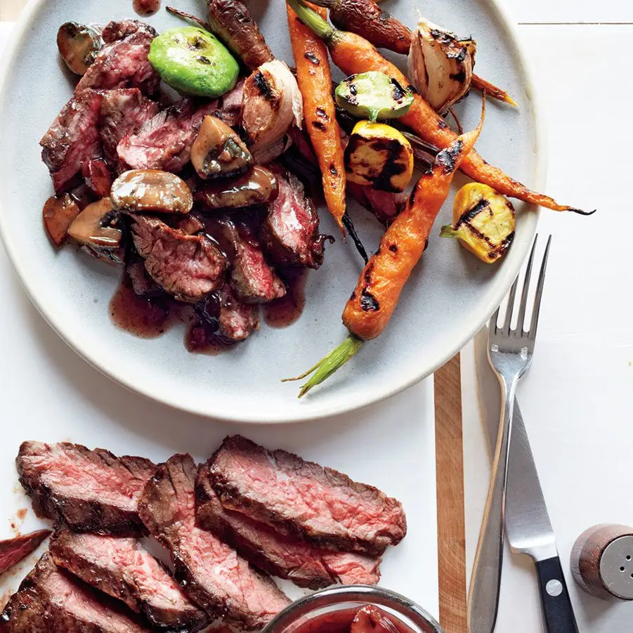 Bife com molho de cogumelo de vinho tinto