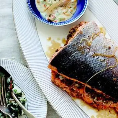 Salmão de nogueira e erva com molho de tahine picante