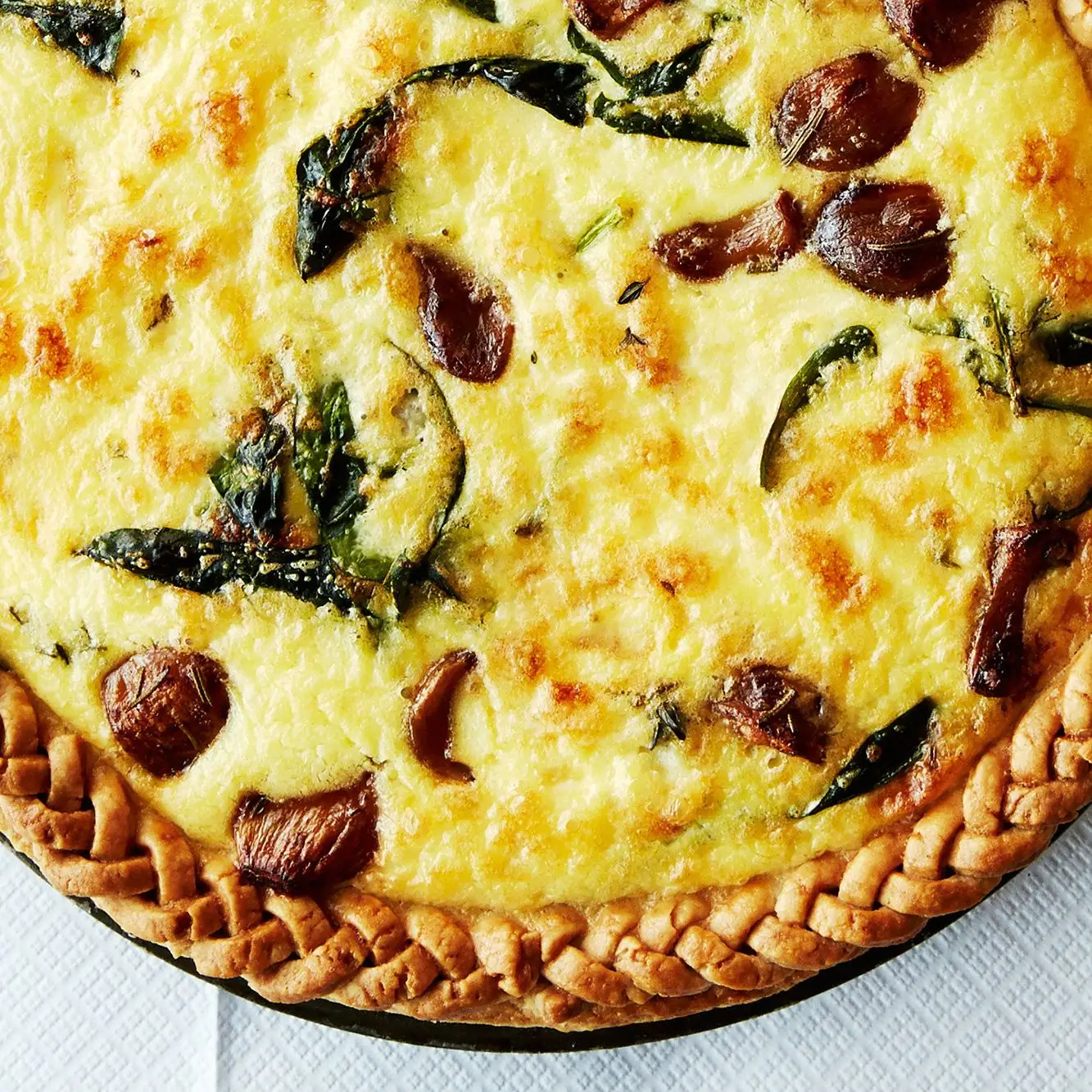 Alho caramelizado, espinafre e torta de cheddar