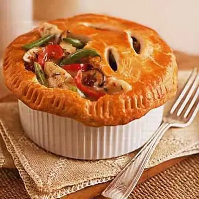 Tortas de frango e vaso de legumes com crosta de cream cheese