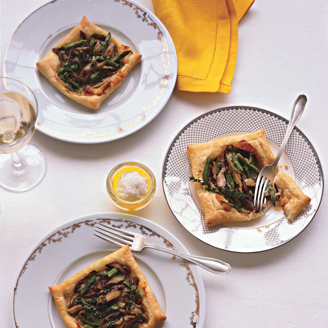 Tortas de aspargos e cogumelos