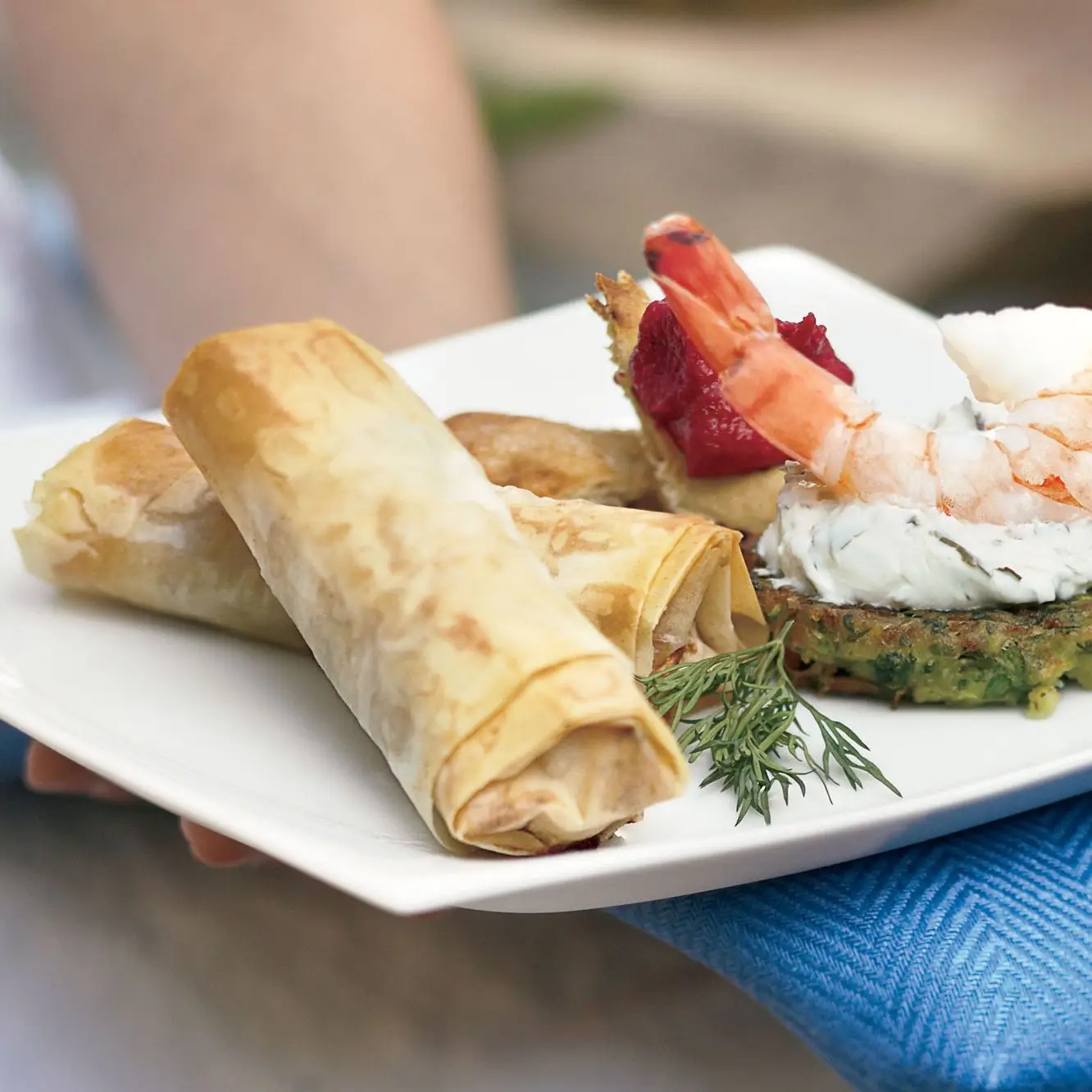 Rolls de queijo, erva e tomate seco ao sol