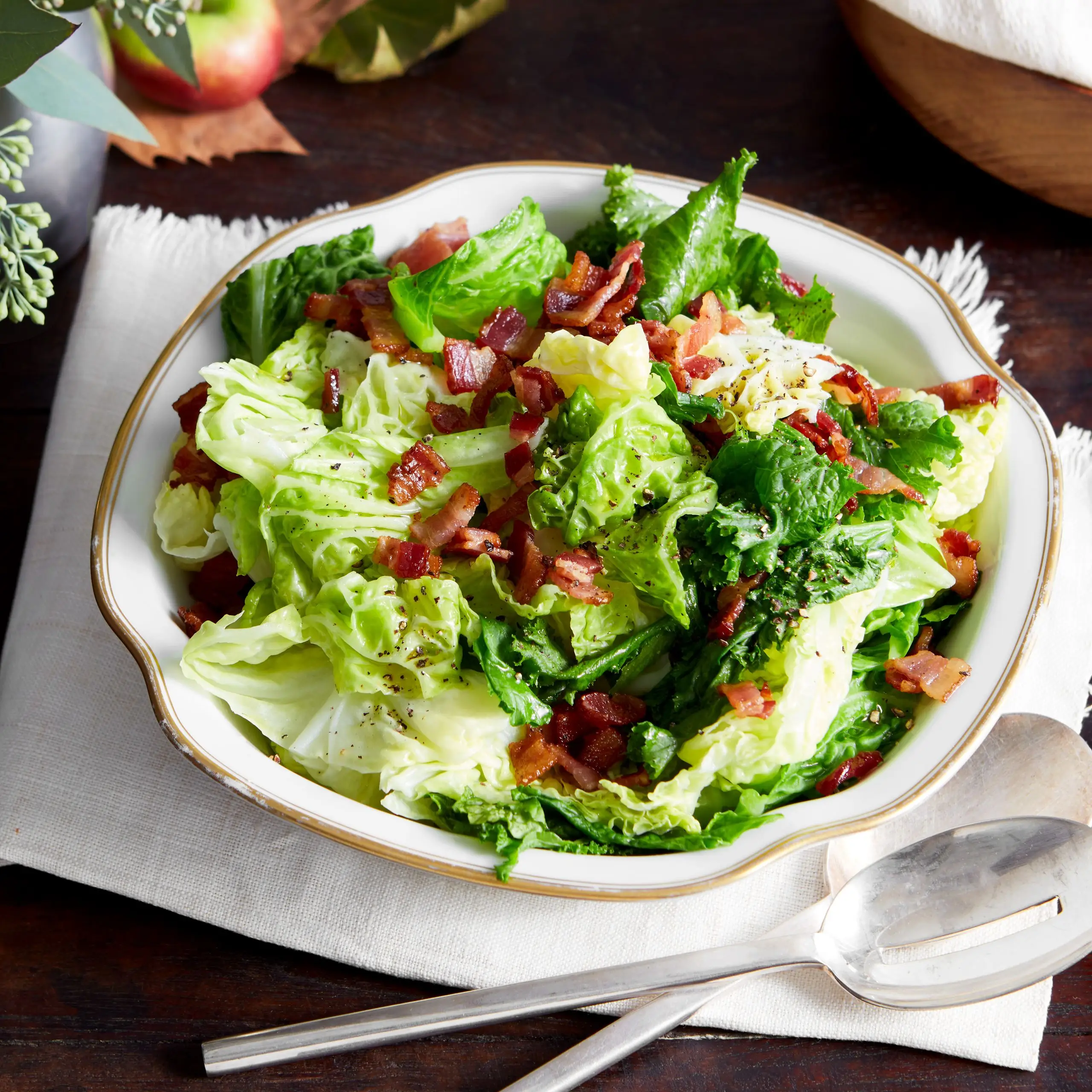 Repolho Savoy do vapor e mostarda com bacon