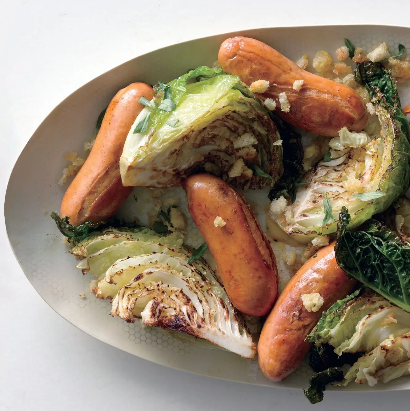 Couve de Savoy grelhado com salsichas mistas