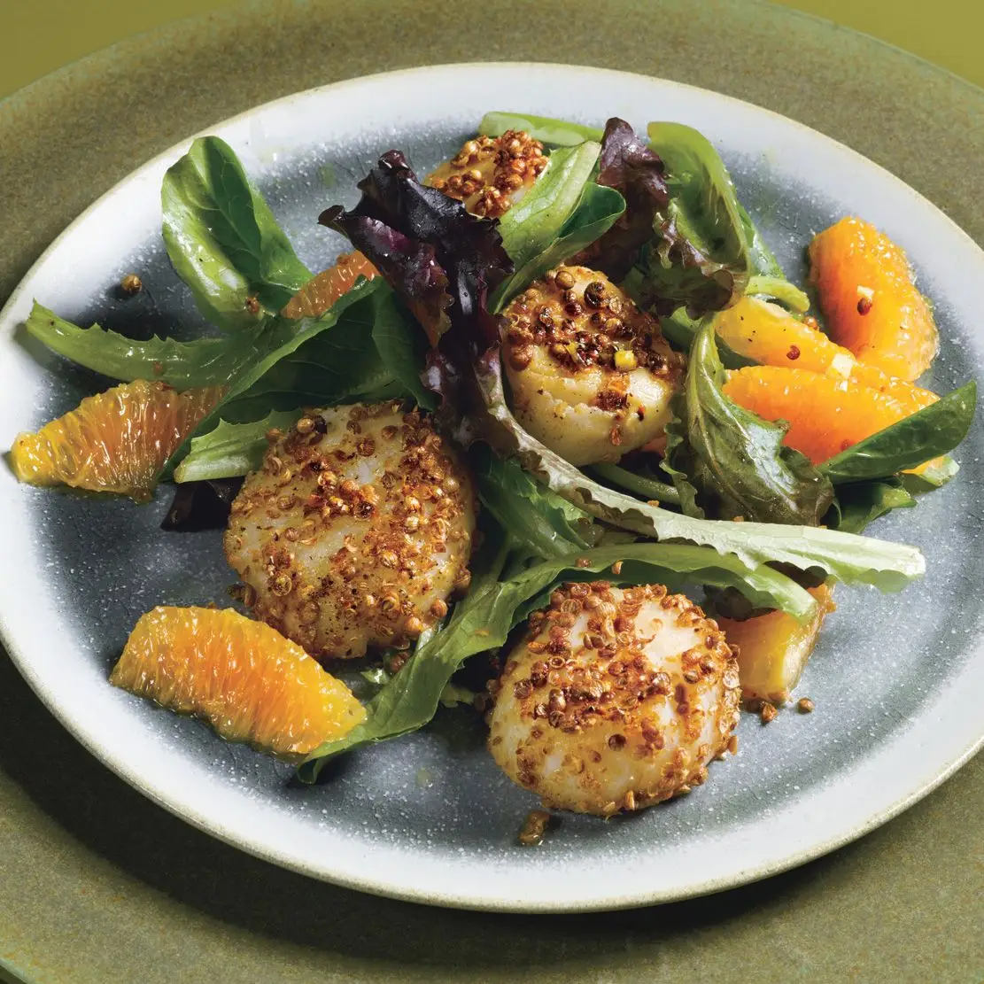 Esplora il coriandolo con salsa arancione