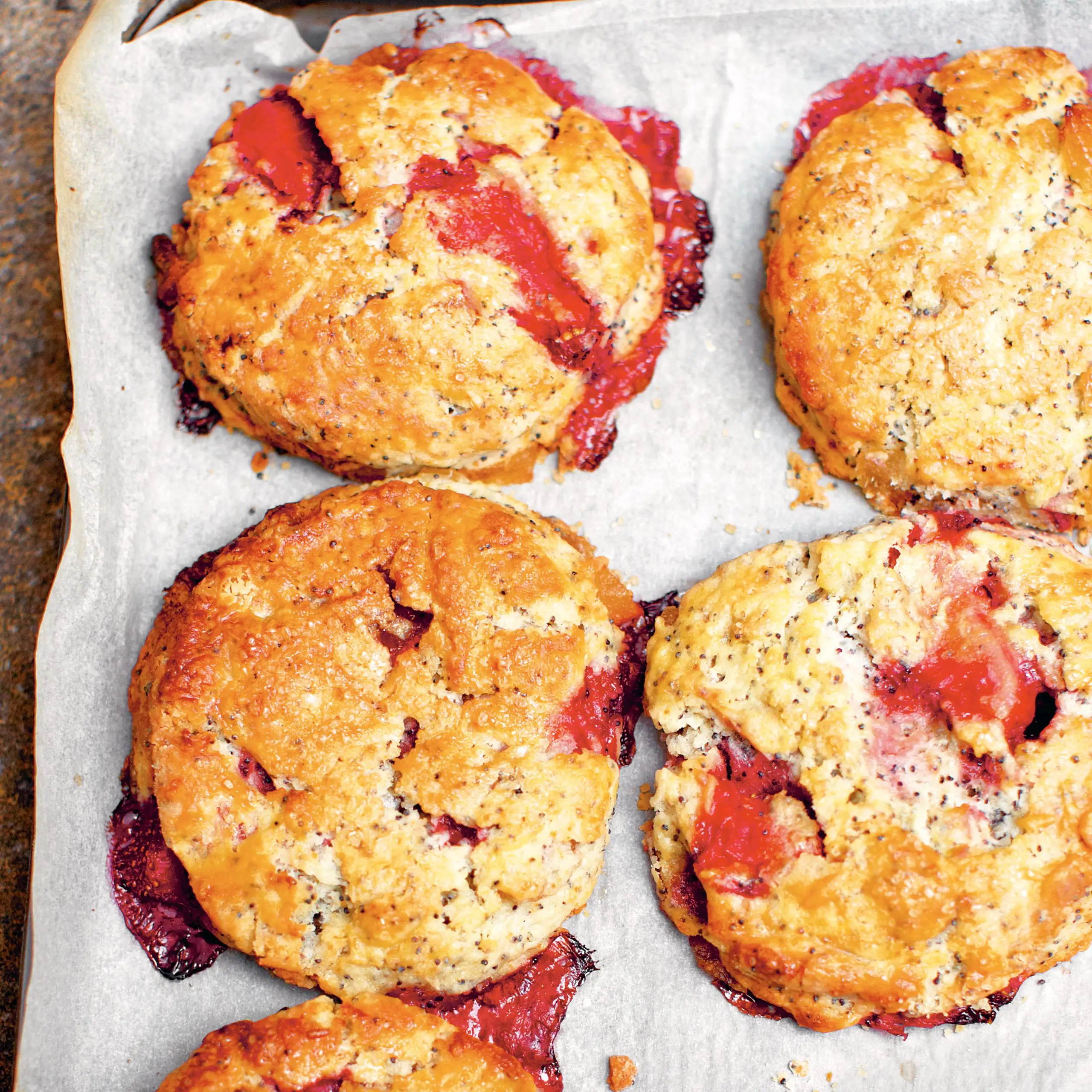 Scones de sementes de morango, gengibre e papoula