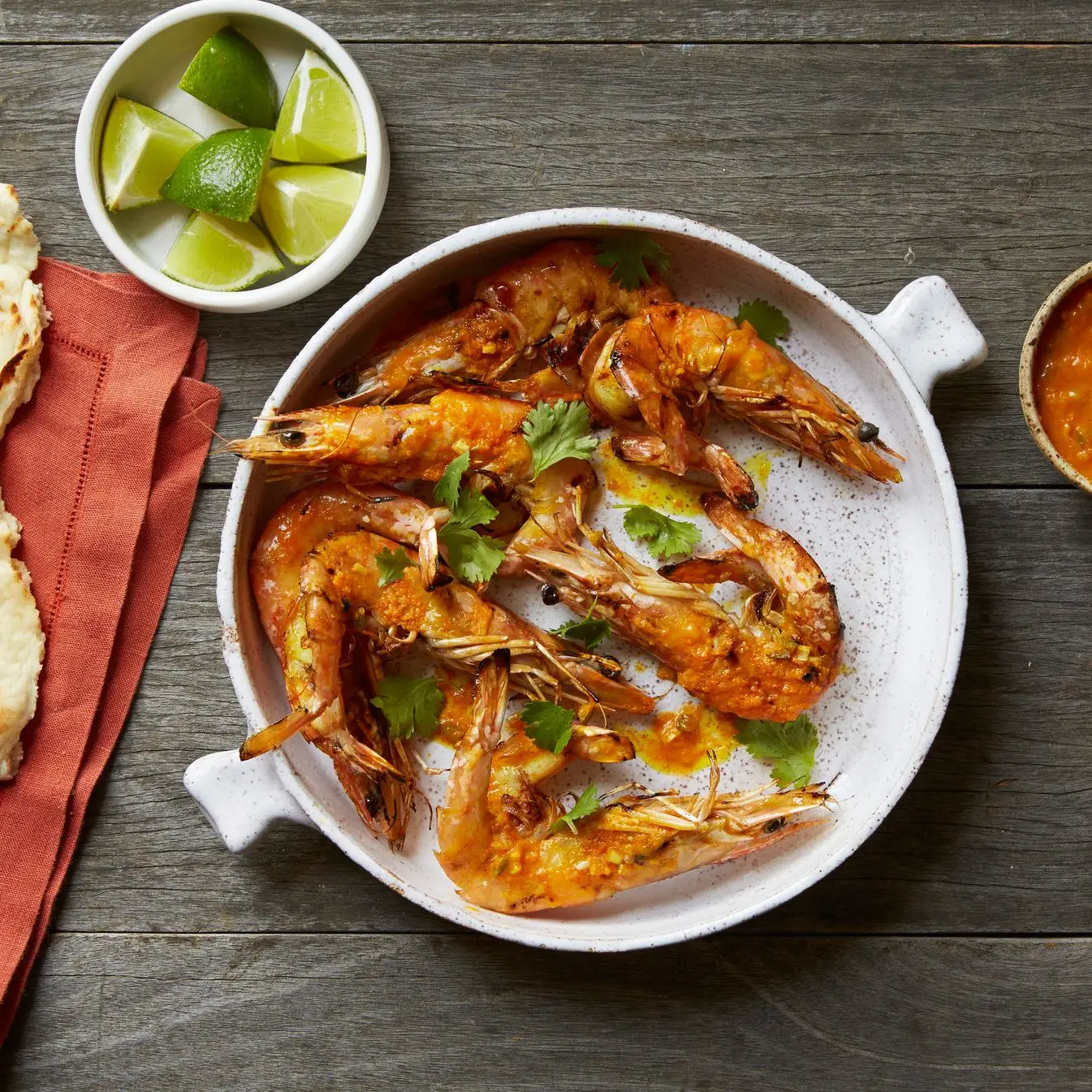 Camarões com borboletas grelhadas com manteiga Sriracha-Lemongrass