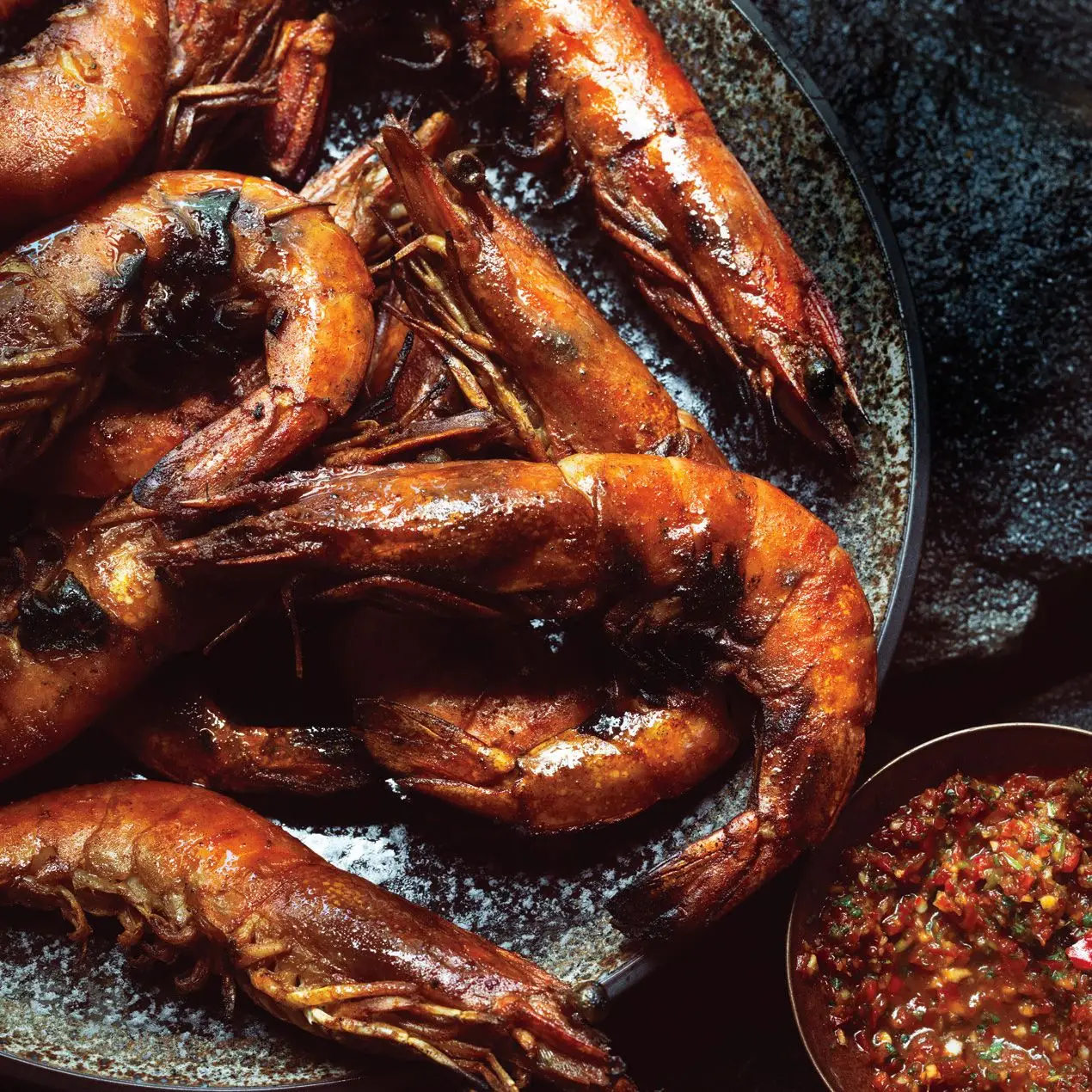 Camarão grelhado com chile, coentro e limão