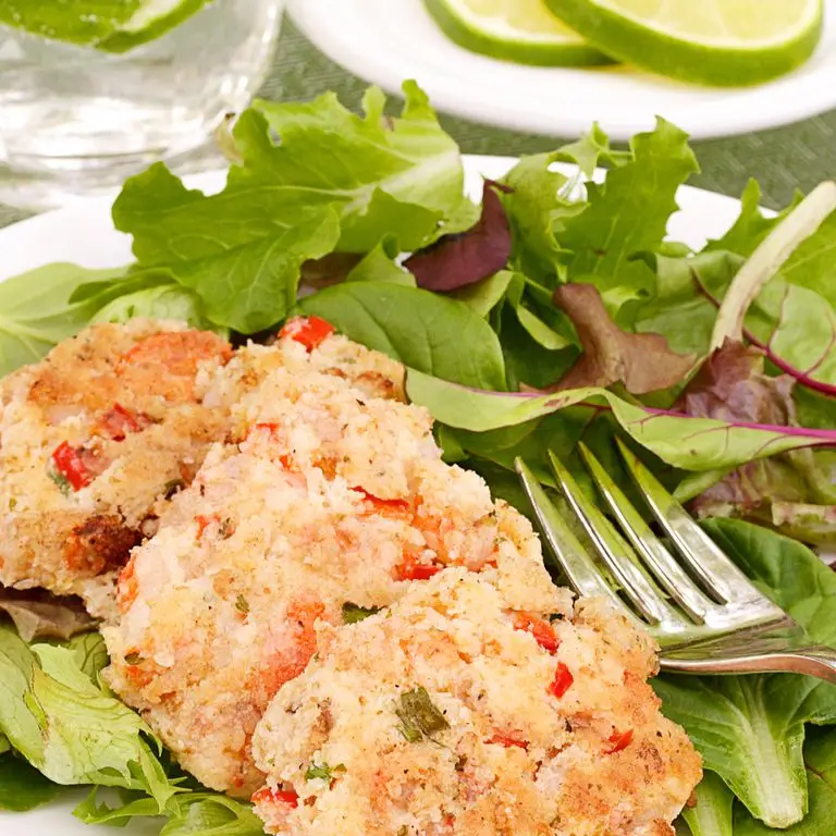 Bolos de camarão com molho creme de pimenta-limão