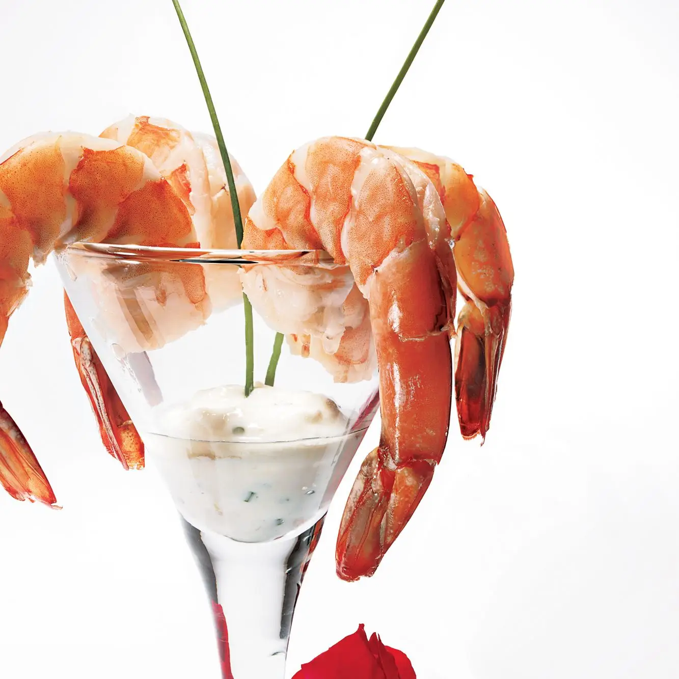 Camarão escalfado com molho de molhar com limão