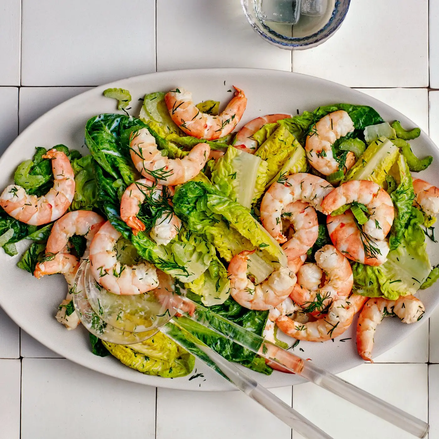 Camarão frio em molho de creme de endro