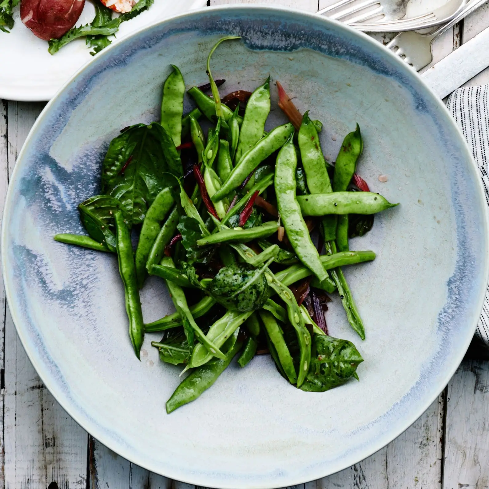 Feijão corredor com caules e manjericão de acelga