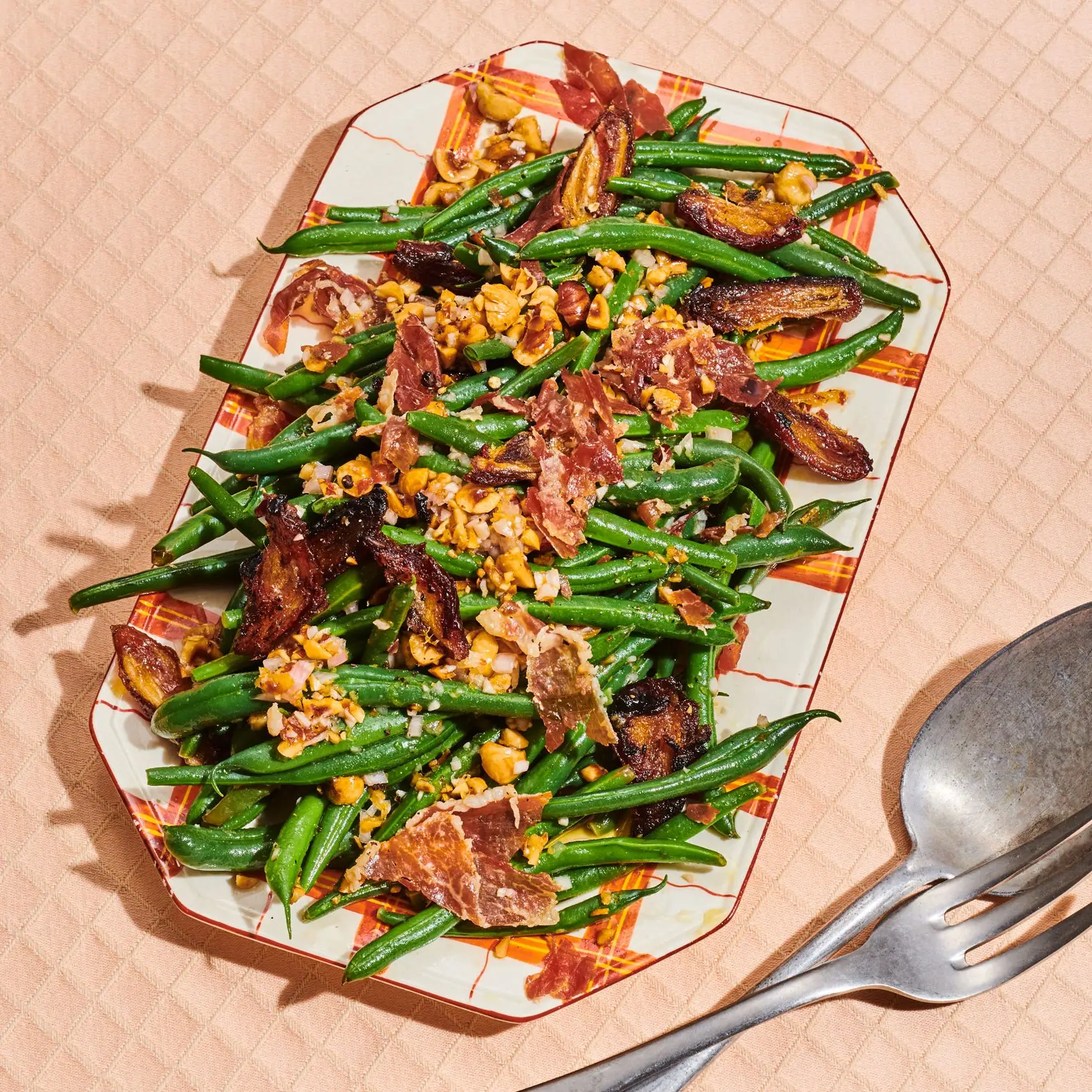 Beans verdes de avelã com presunto e datas