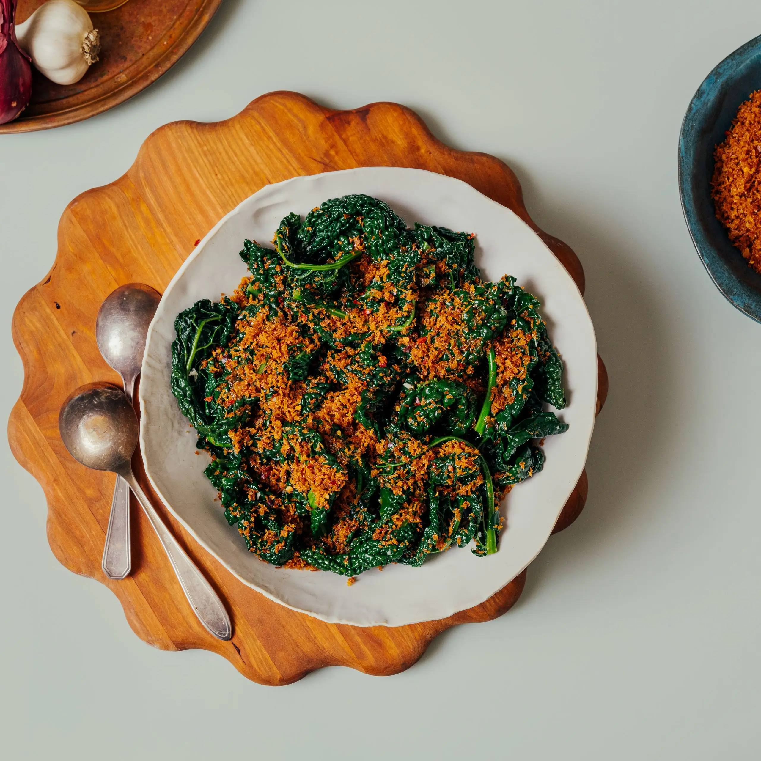 Verdes de inverno com farinha de pão anchova