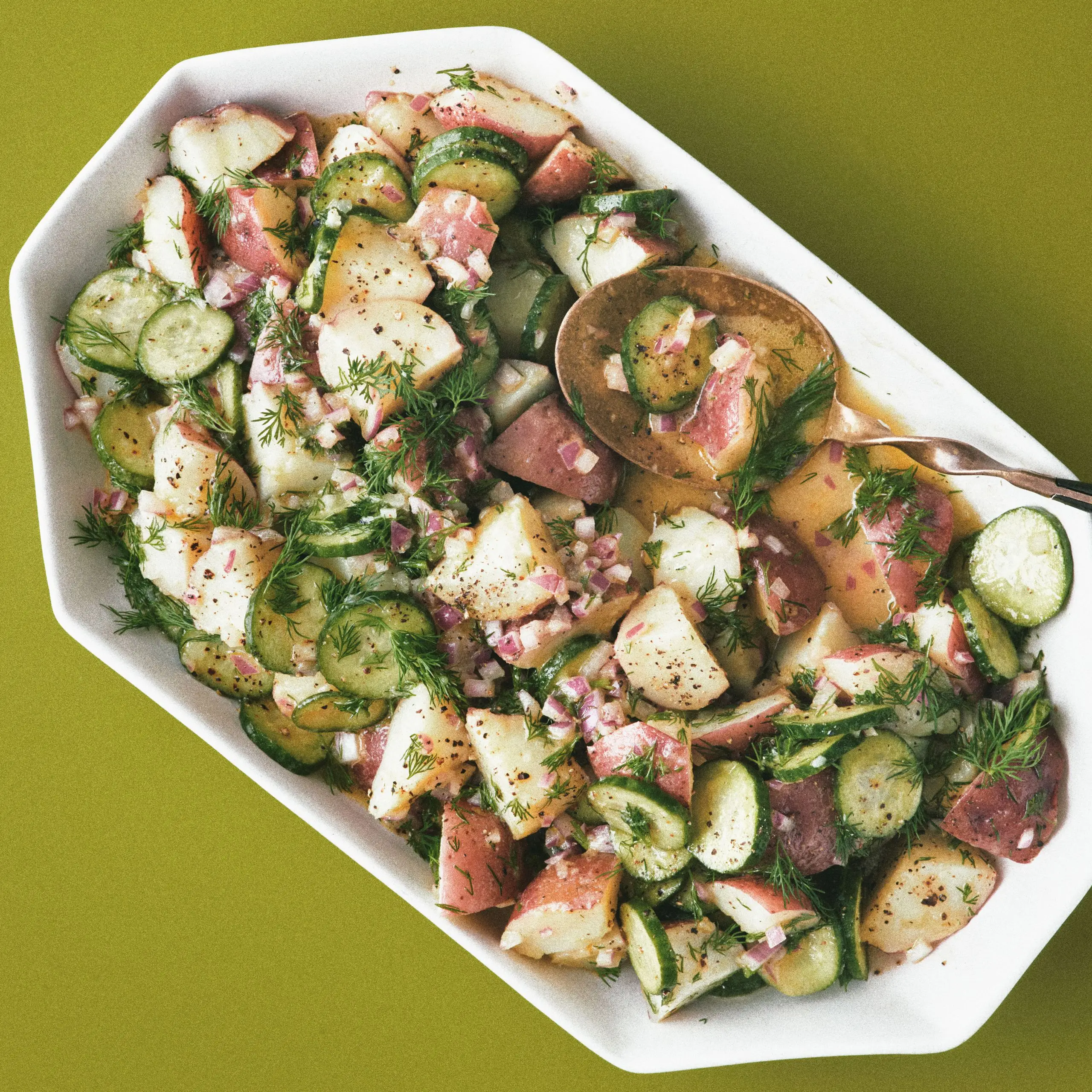 Salada de batata de picles de endro