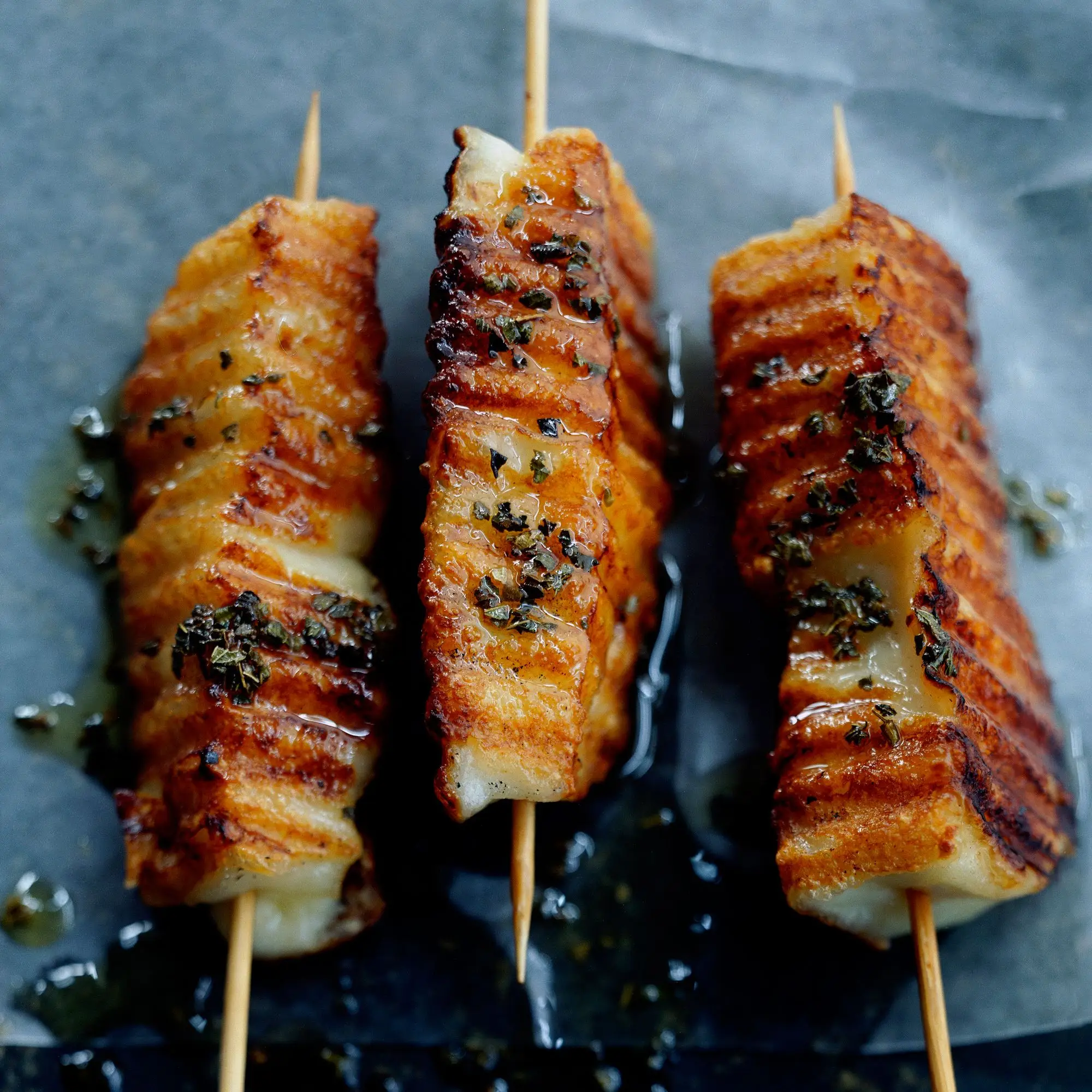 Gegrillter weißer Käse mit Oreganoöl