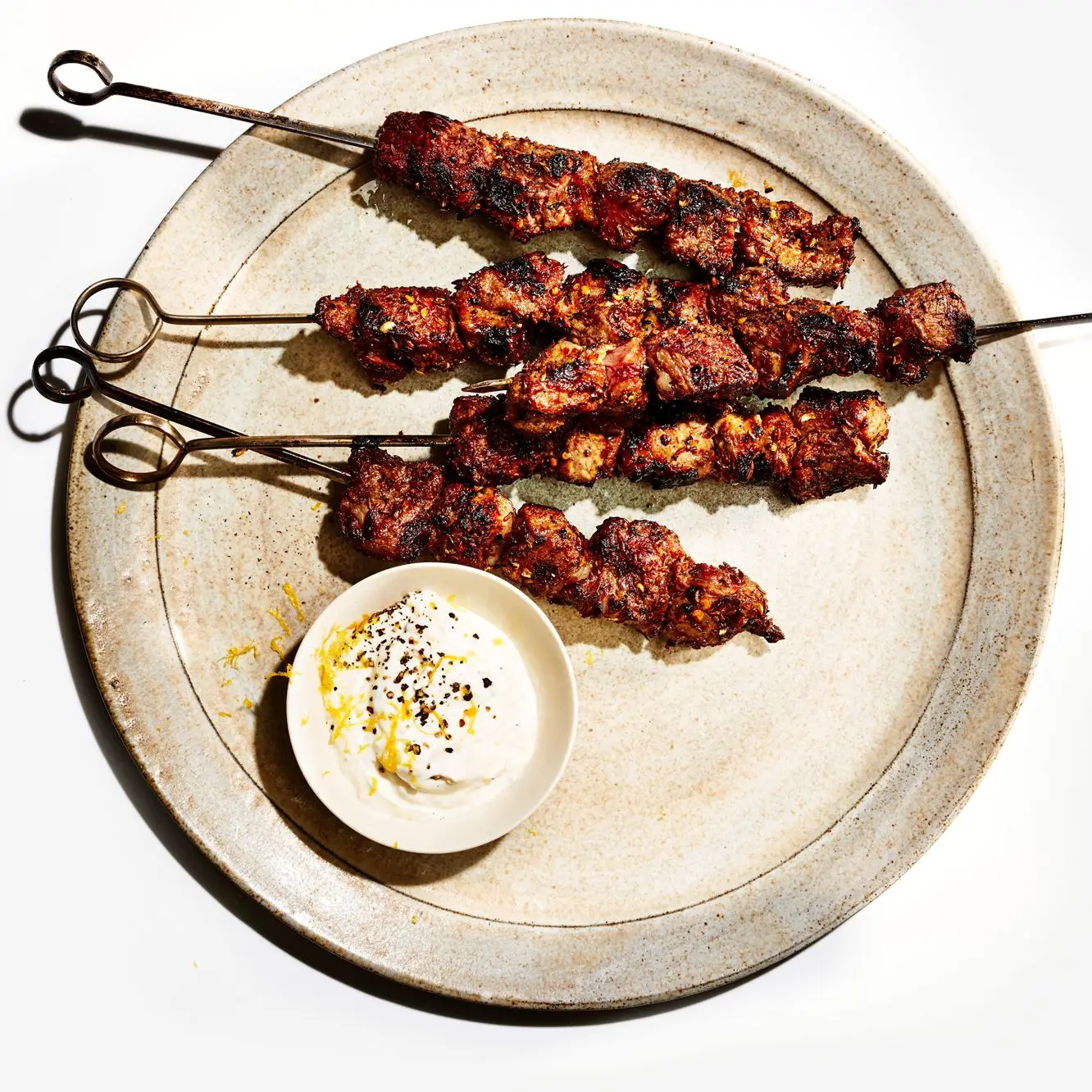 Lammfleisch mit Knoblauchjoghurt